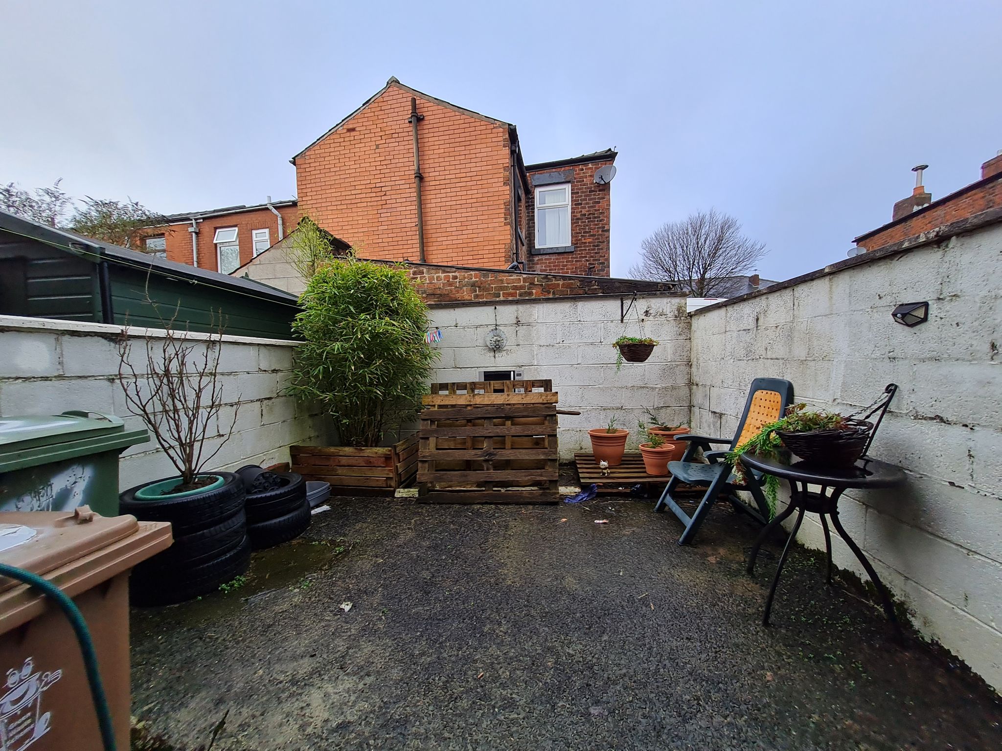 2 bedroom end terraced house Let in Chorley - Back Yard