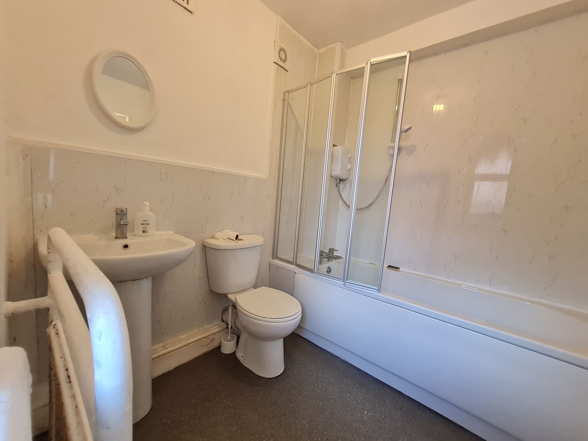 2 bedroom ground floor flat/apartment Let in Chorley - Bathroom