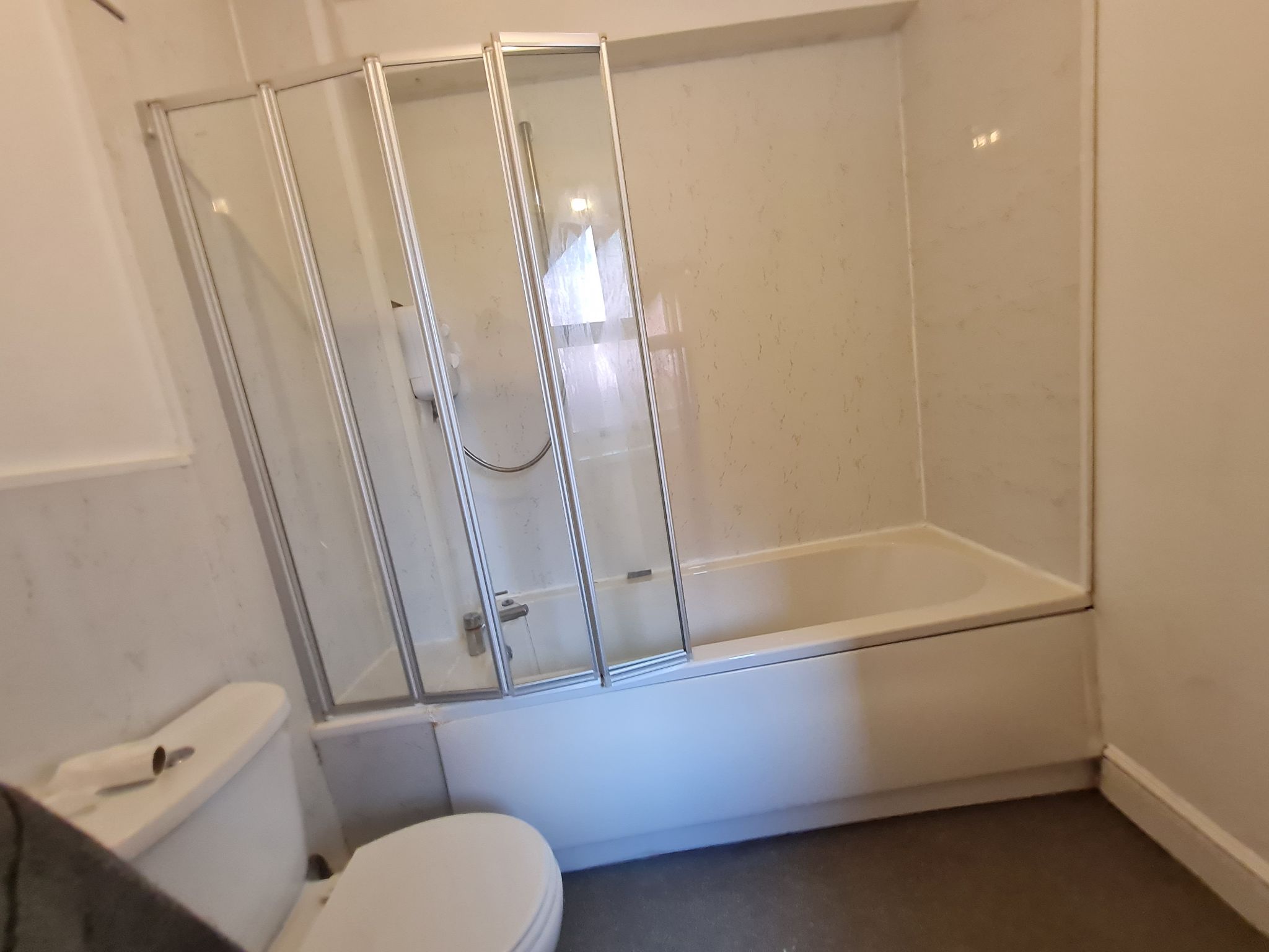 2 bedroom ground floor flat/apartment Let in Chorley - bathroom