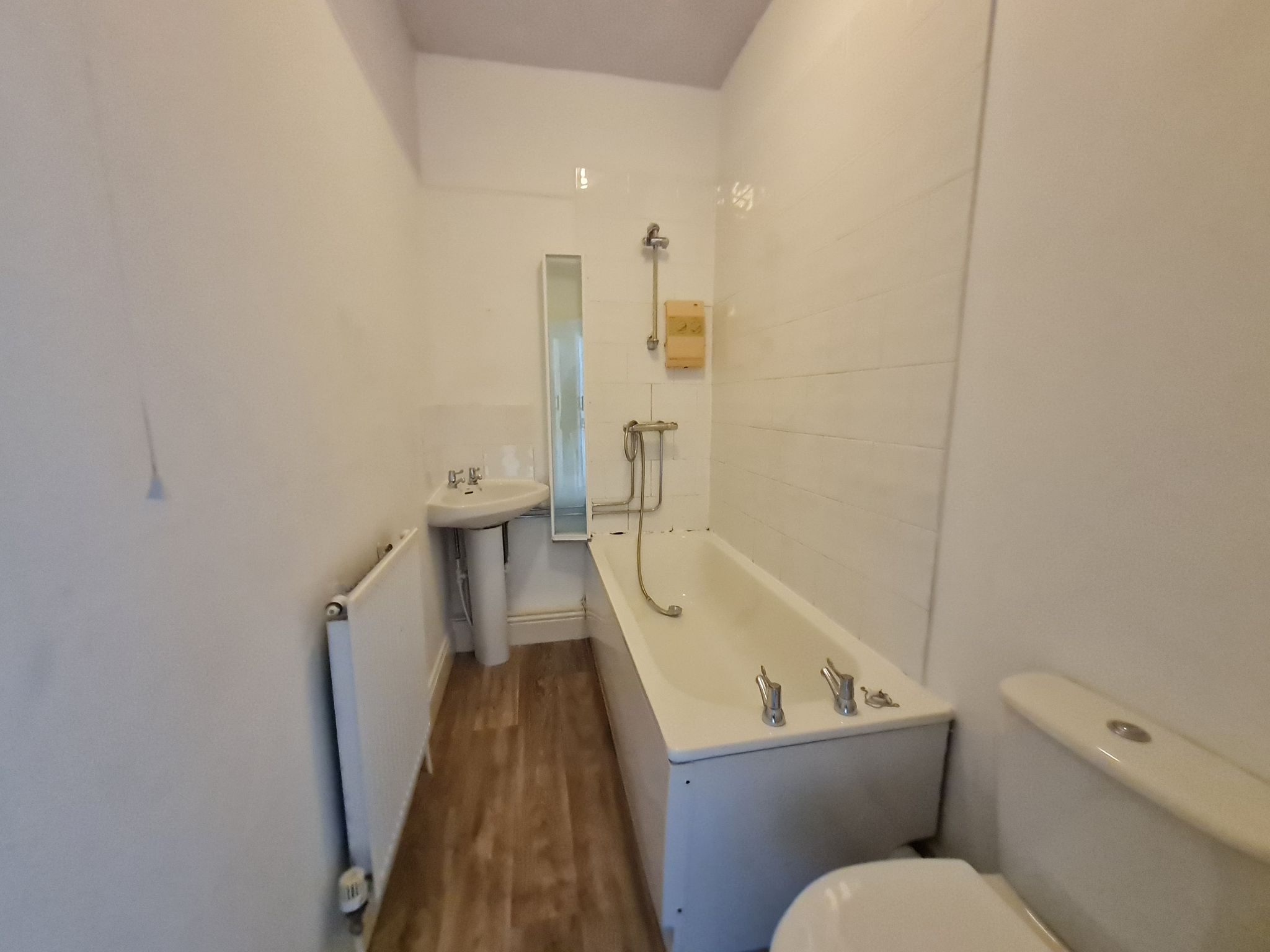 2 bedroom mid terraced house Let in Chorley - Bathroom