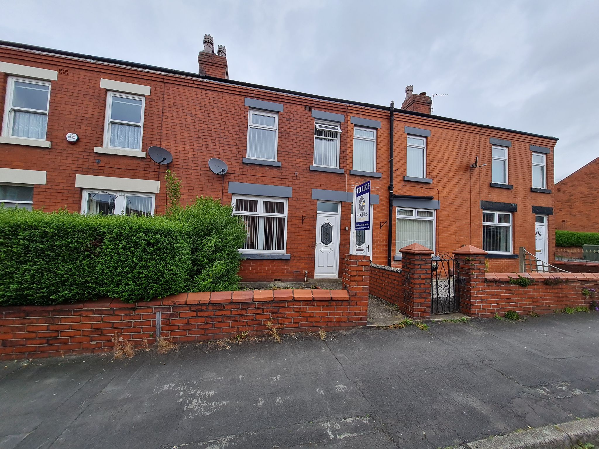 2 bedroom mid terraced house Let in Chorley - Front