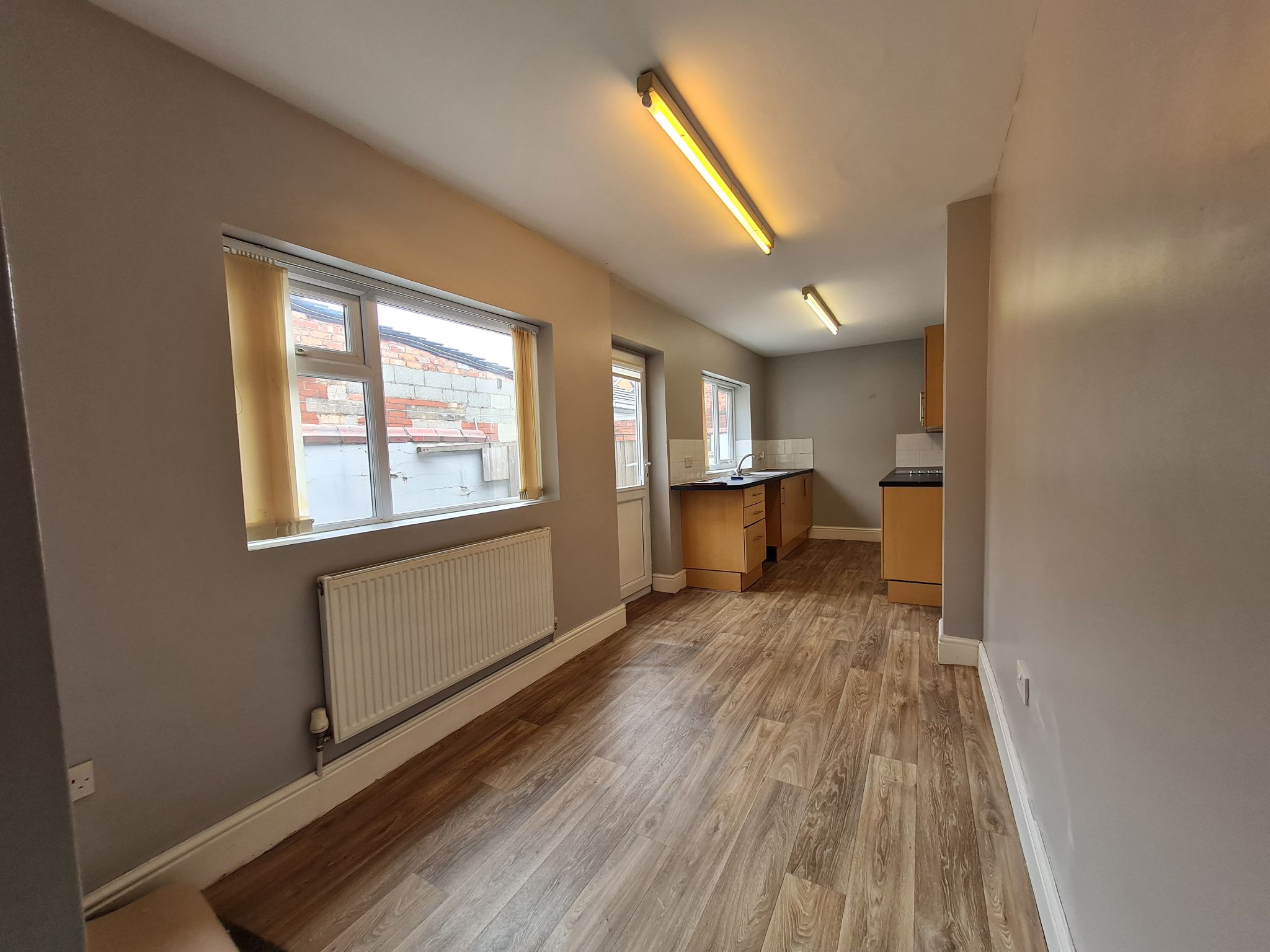 2 bedroom mid terraced house Let in Chorley - kitchen