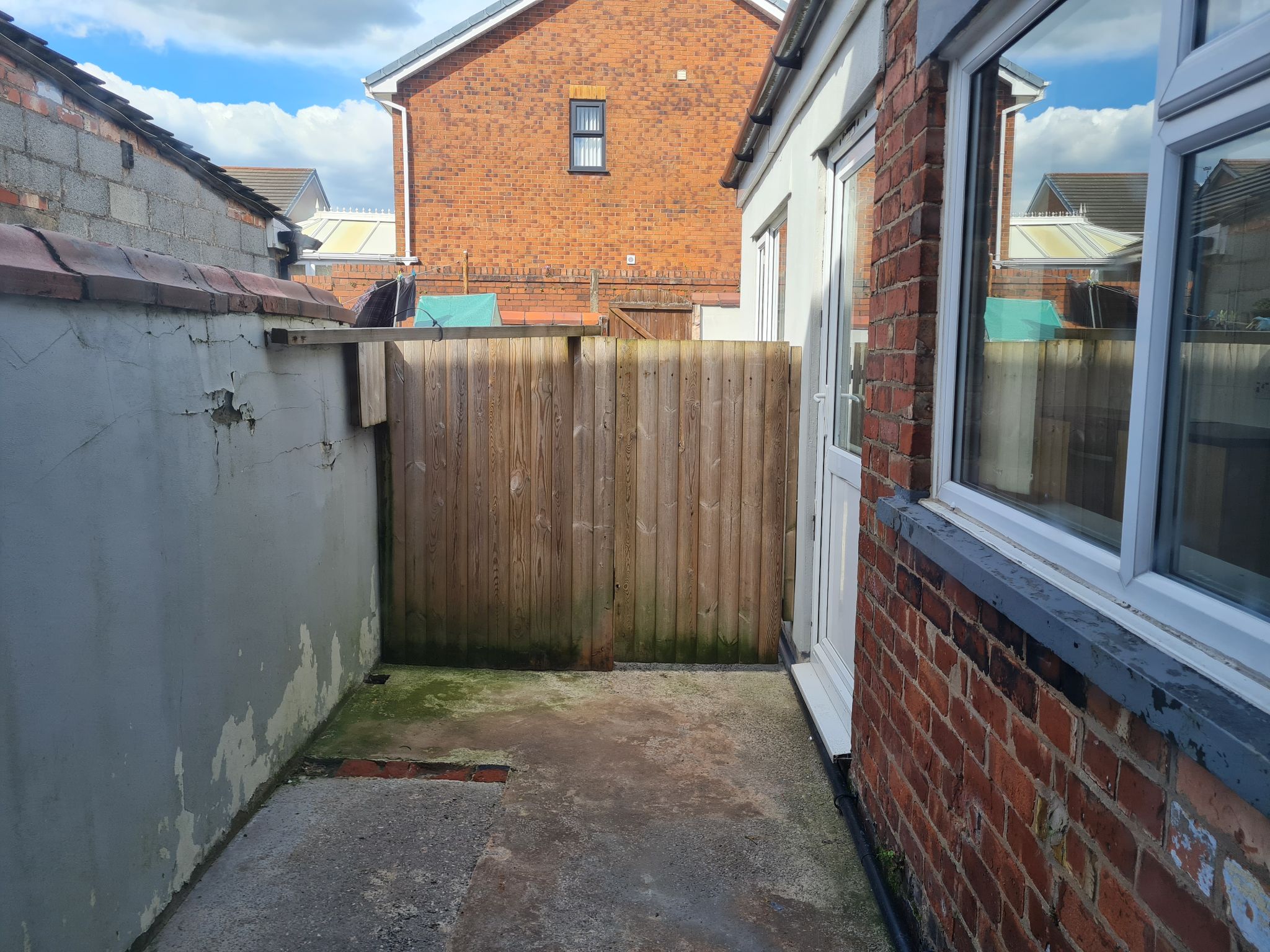 2 bedroom mid terraced house Let in Chorley - Rear yard