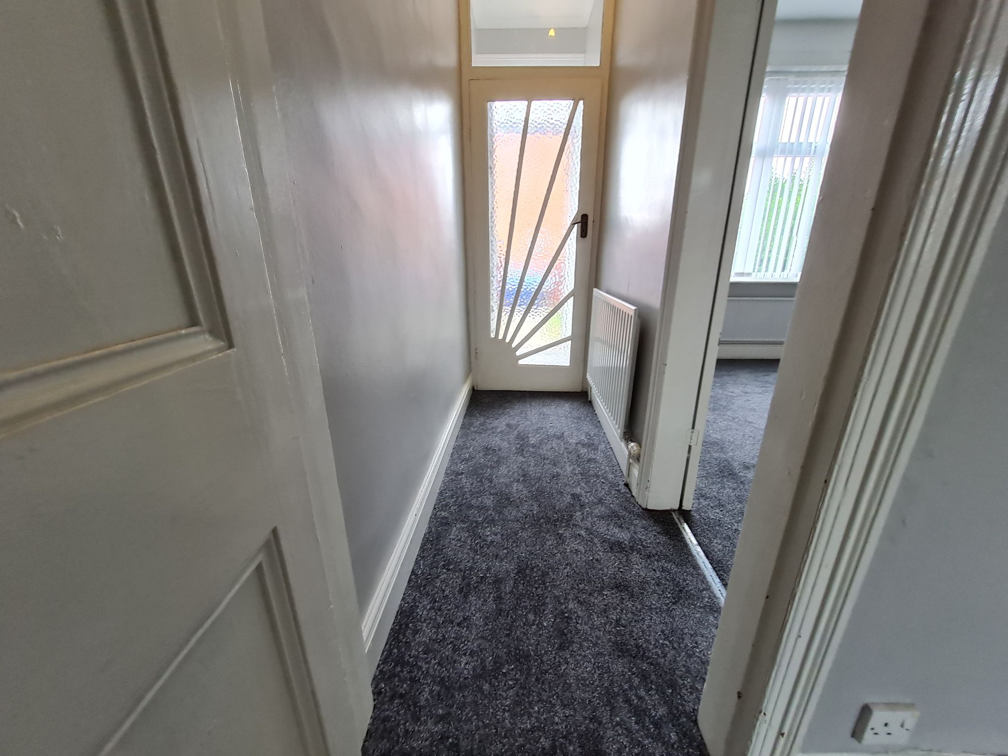 2 bedroom mid terraced house Let in Chorley - hallway