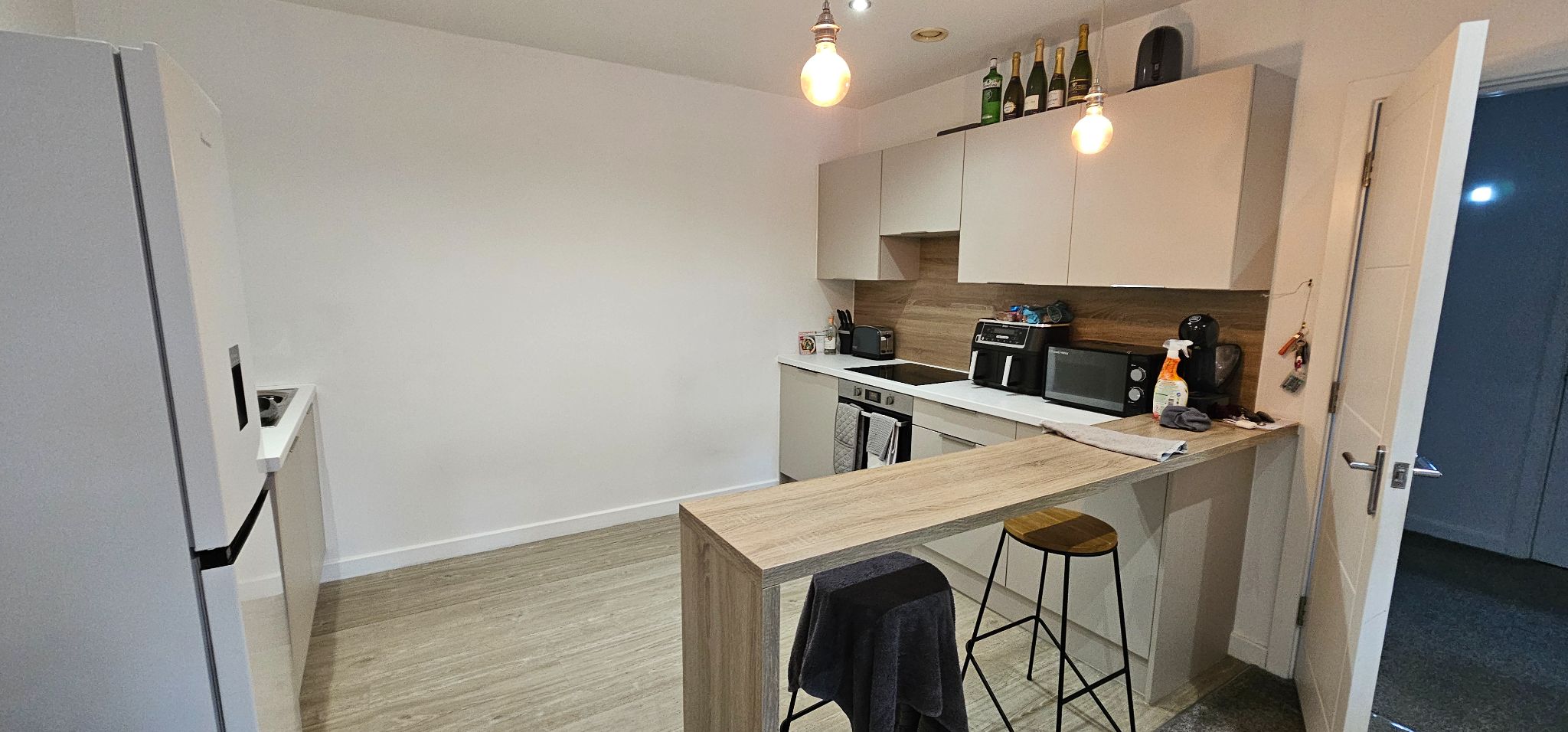 2 bedroom apartment flat/apartment To Let in Chorley - open plane kitchen