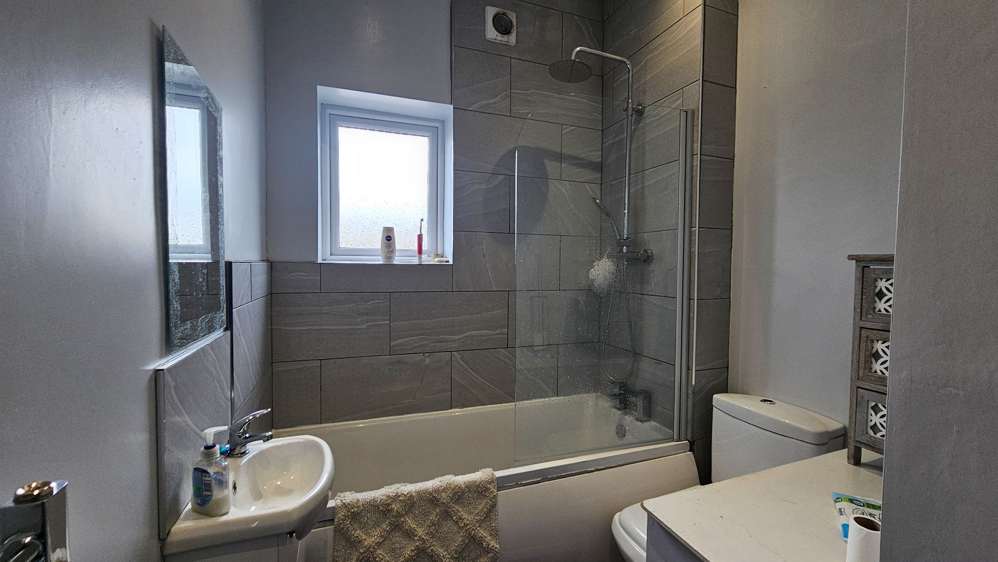 2 bedroom mid terraced house Let in Chorley - Photograph 5