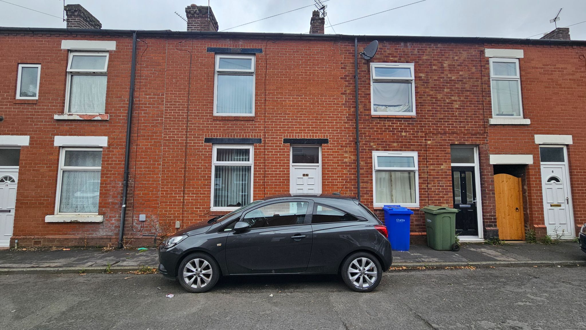 2 bedroom mid terraced house Let in Chorley - Property photograph