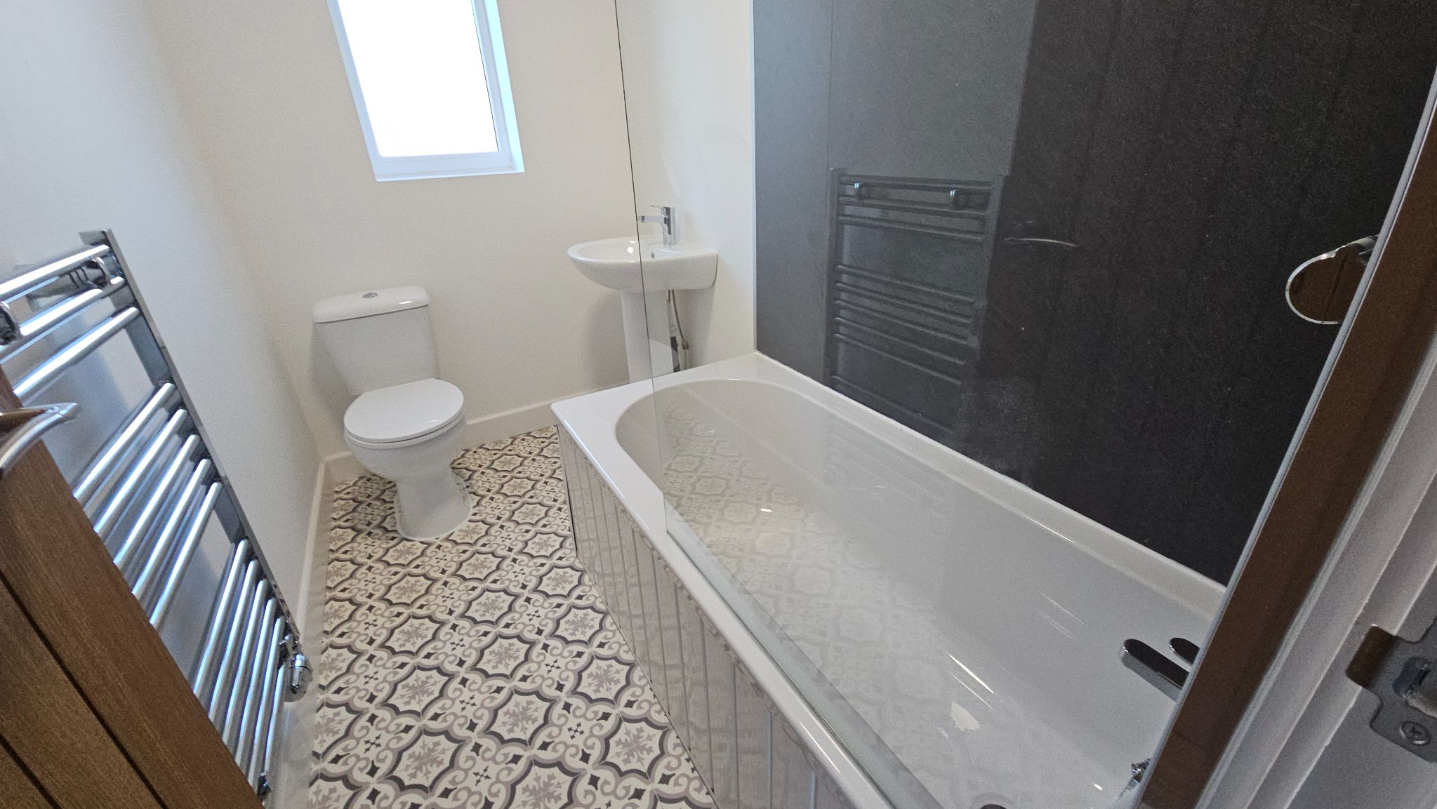 2 bedroom ground floor flat/apartment To Let in Wigan - bathroom