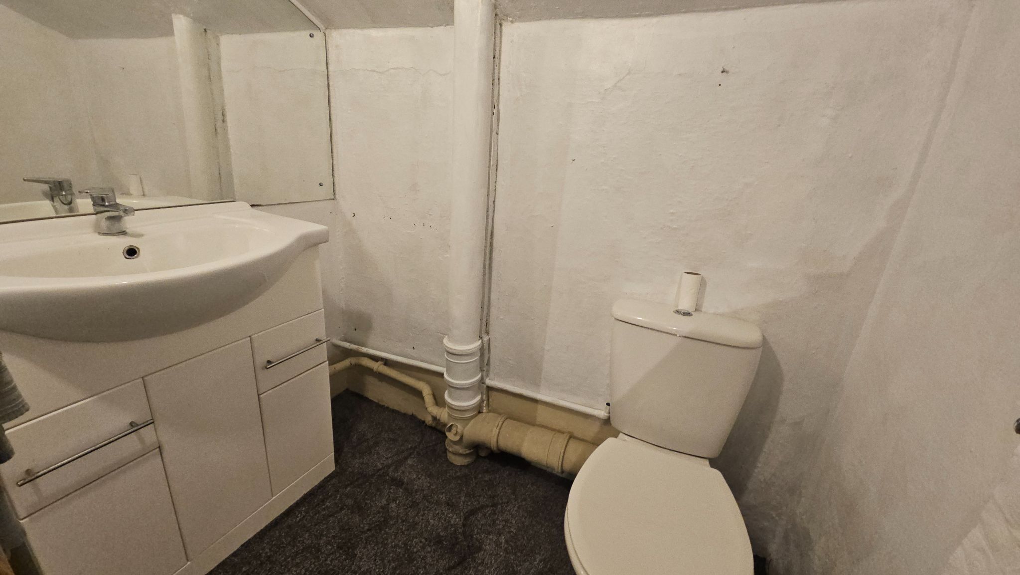 2 bedroom apartment flat/apartment To Let in Chorley - toilet