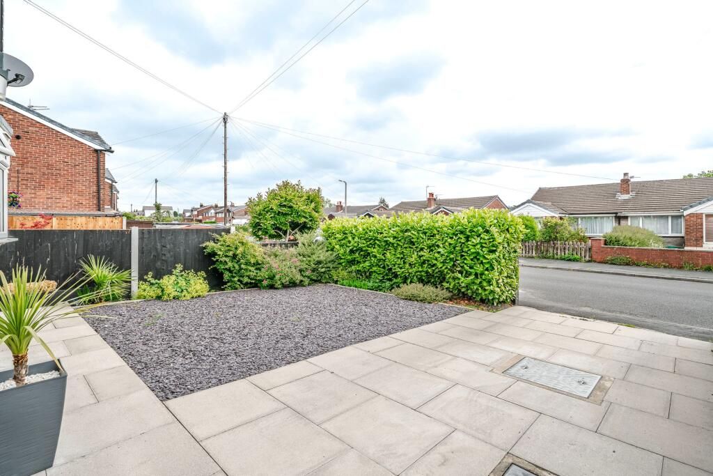 3 bedroom semi-detached house To Let in Chorley - front