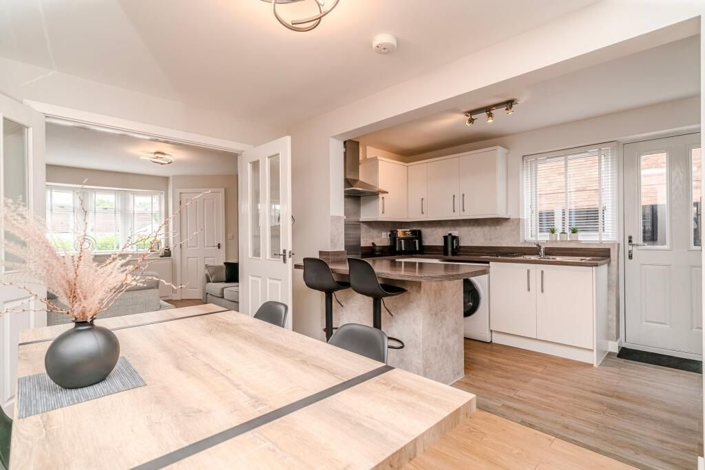 3 bedroom semi-detached house To Let in Chorley - open plane kitchen