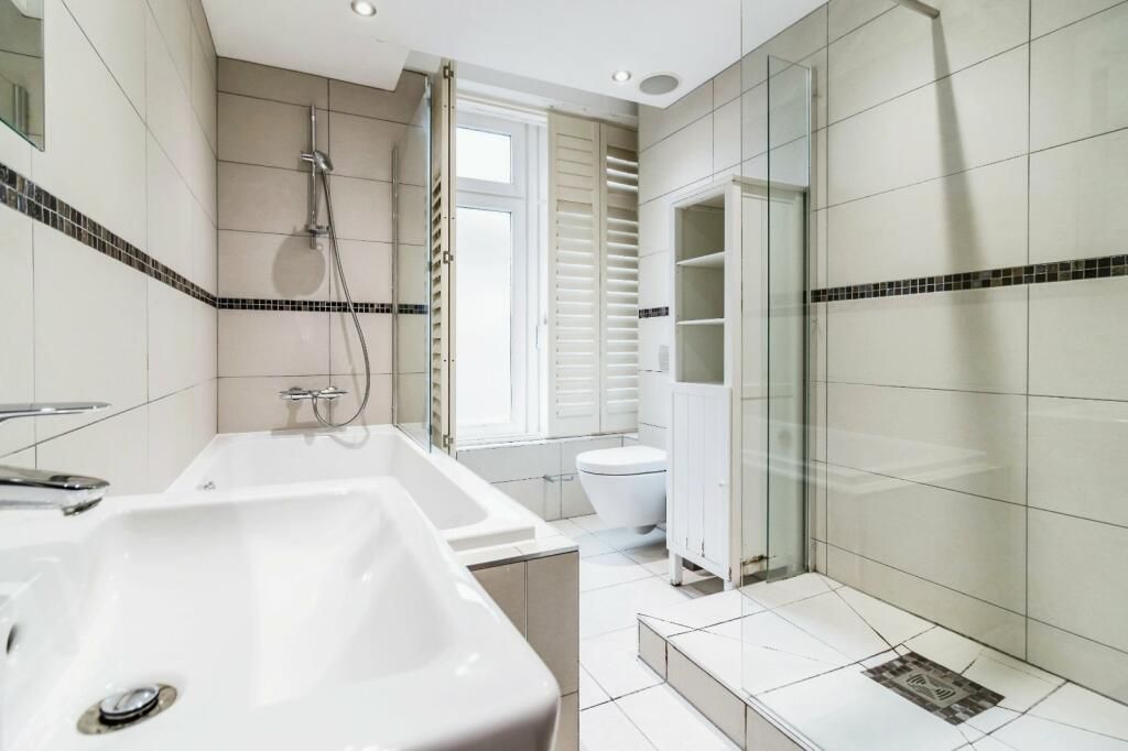 3 bedroom apartment flat/apartment To Let in King Street Manchester - main bathroom