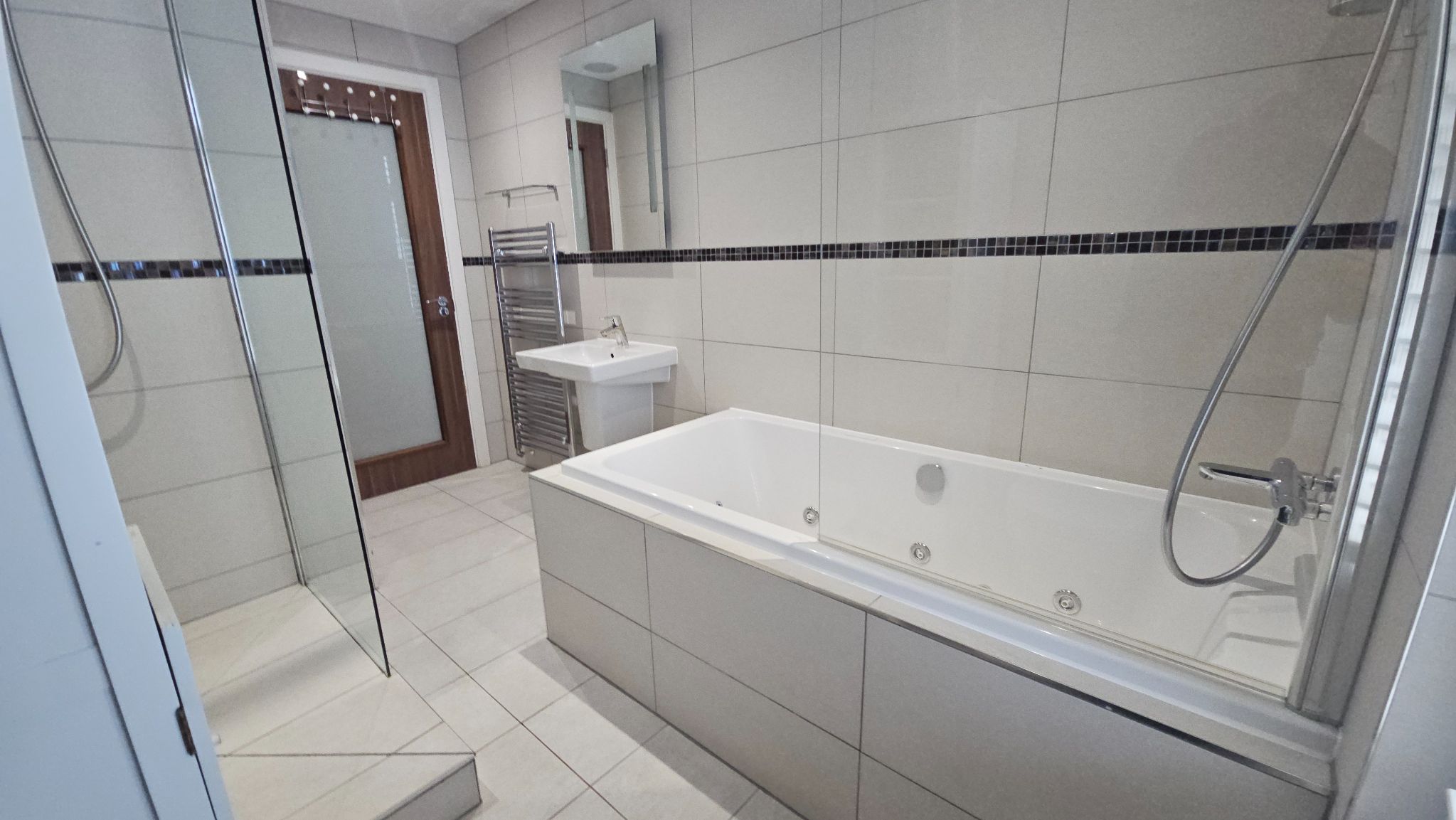 3 bedroom apartment flat/apartment To Let in King Street Manchester - main bathroom