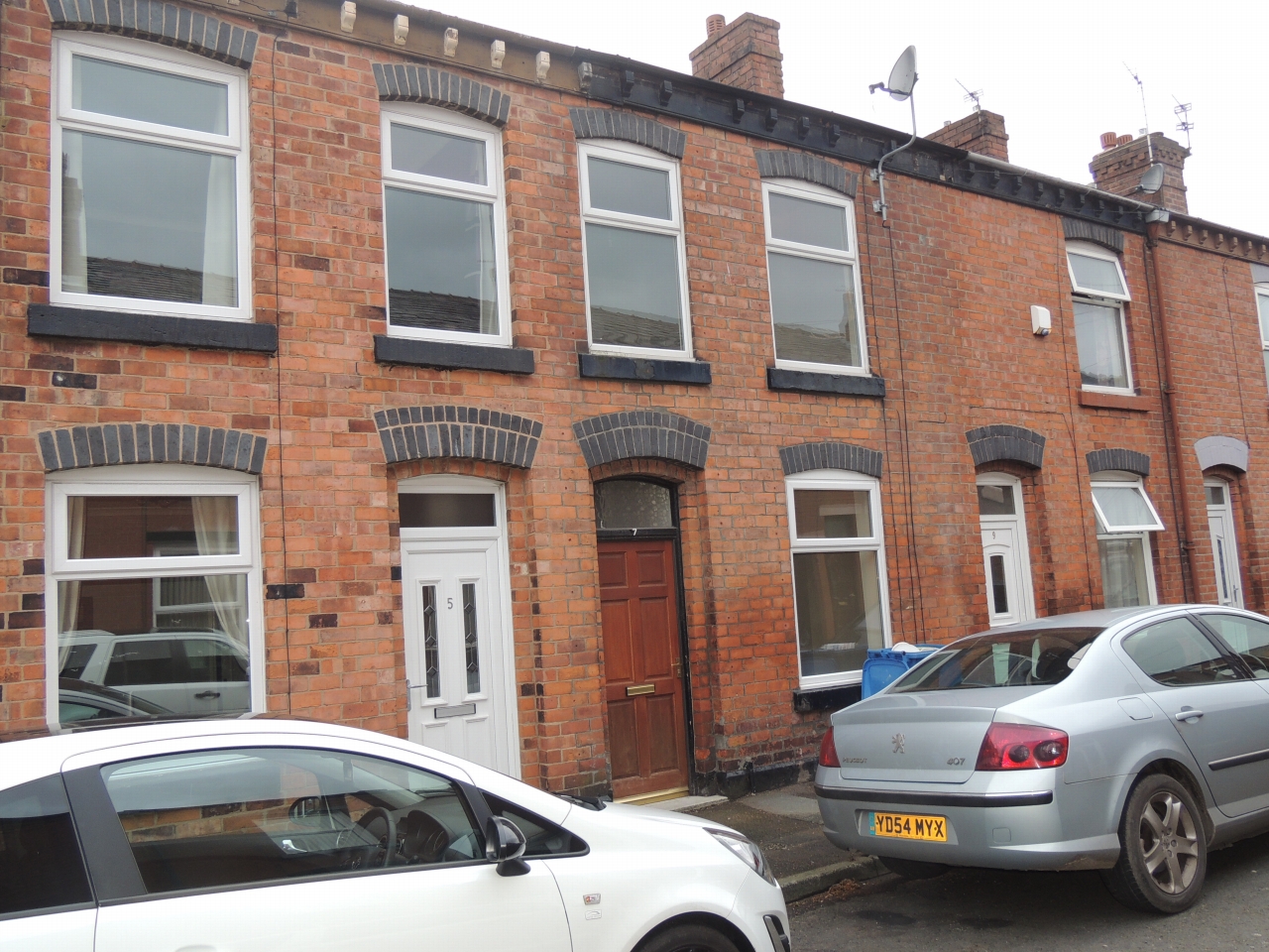 2 bedroom mid terraced house Let in Chorley - Front
