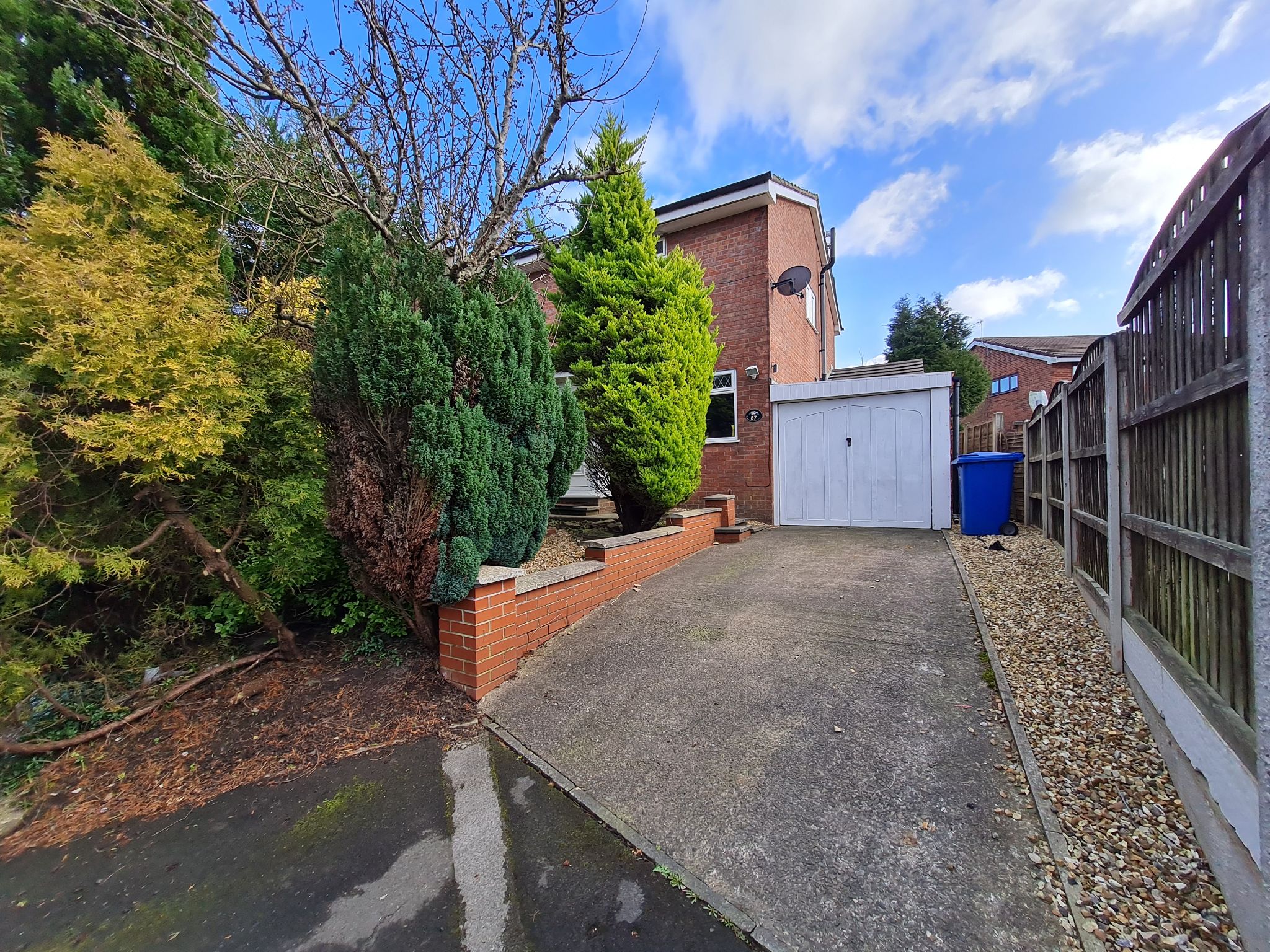 2 bedroom semi-detached house Let in Chorley - front