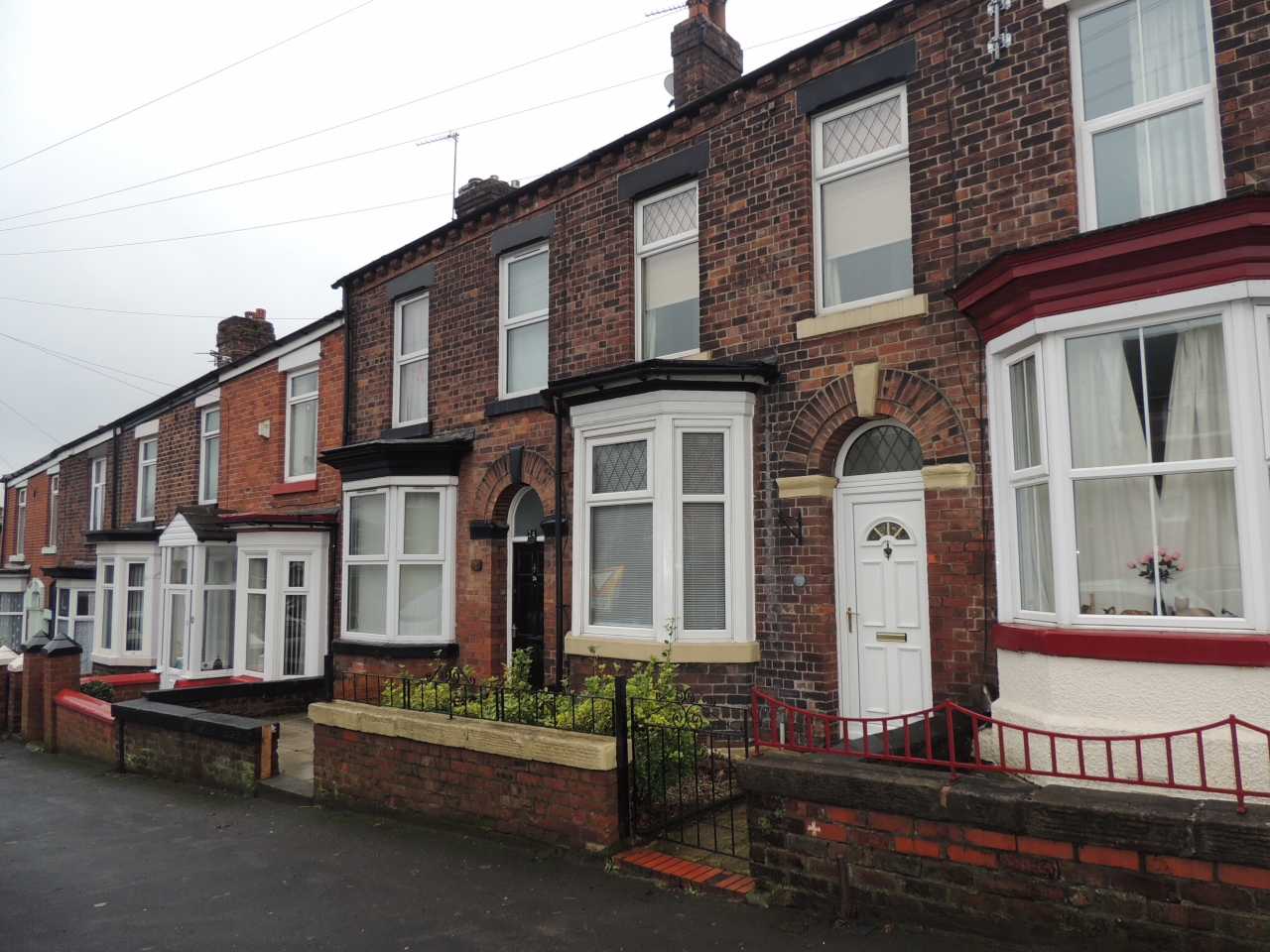2 bedroom mid terraced house Let in Chorley - Photograph 1