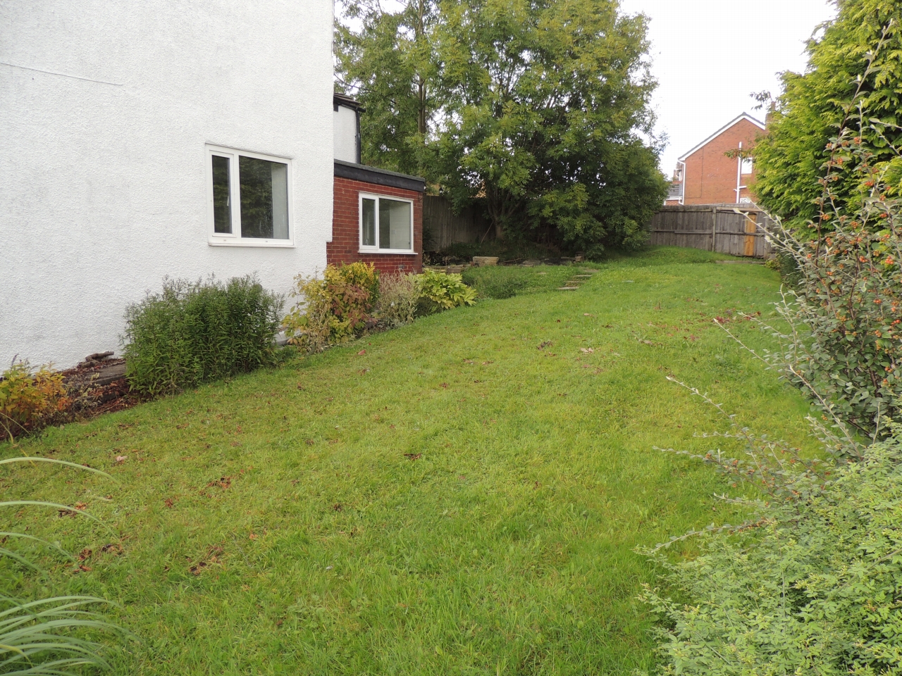 2 bedroom end terraced house Let in Chorley - garden to side