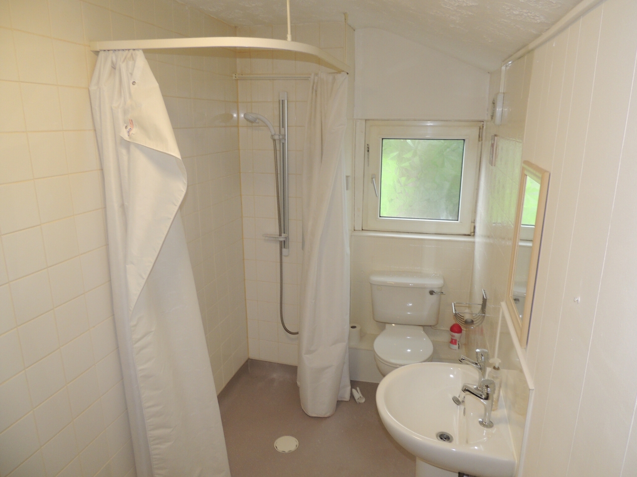 2 bedroom end terraced house Let in Chorley - wet room