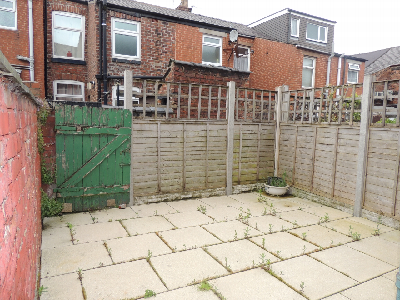 2 bedroom mid terraced house Let in Chorley - back yard