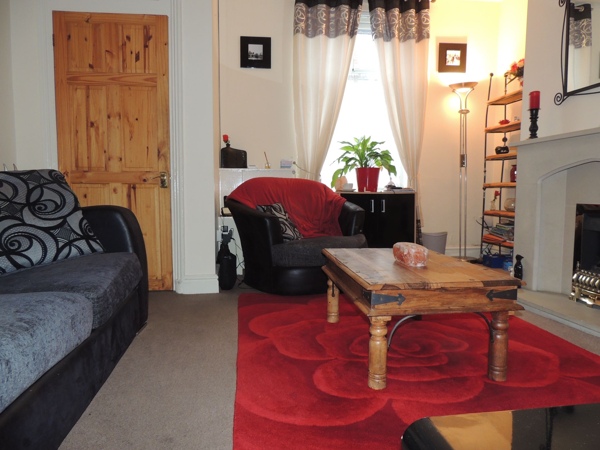 2 bedroom mid terraced house Let in Chorley - Lounge