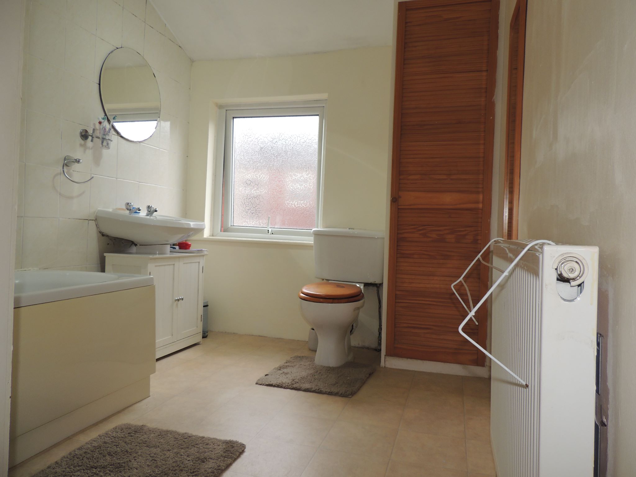 2 bedroom mid terraced house Let in Chorley - Bathroom
