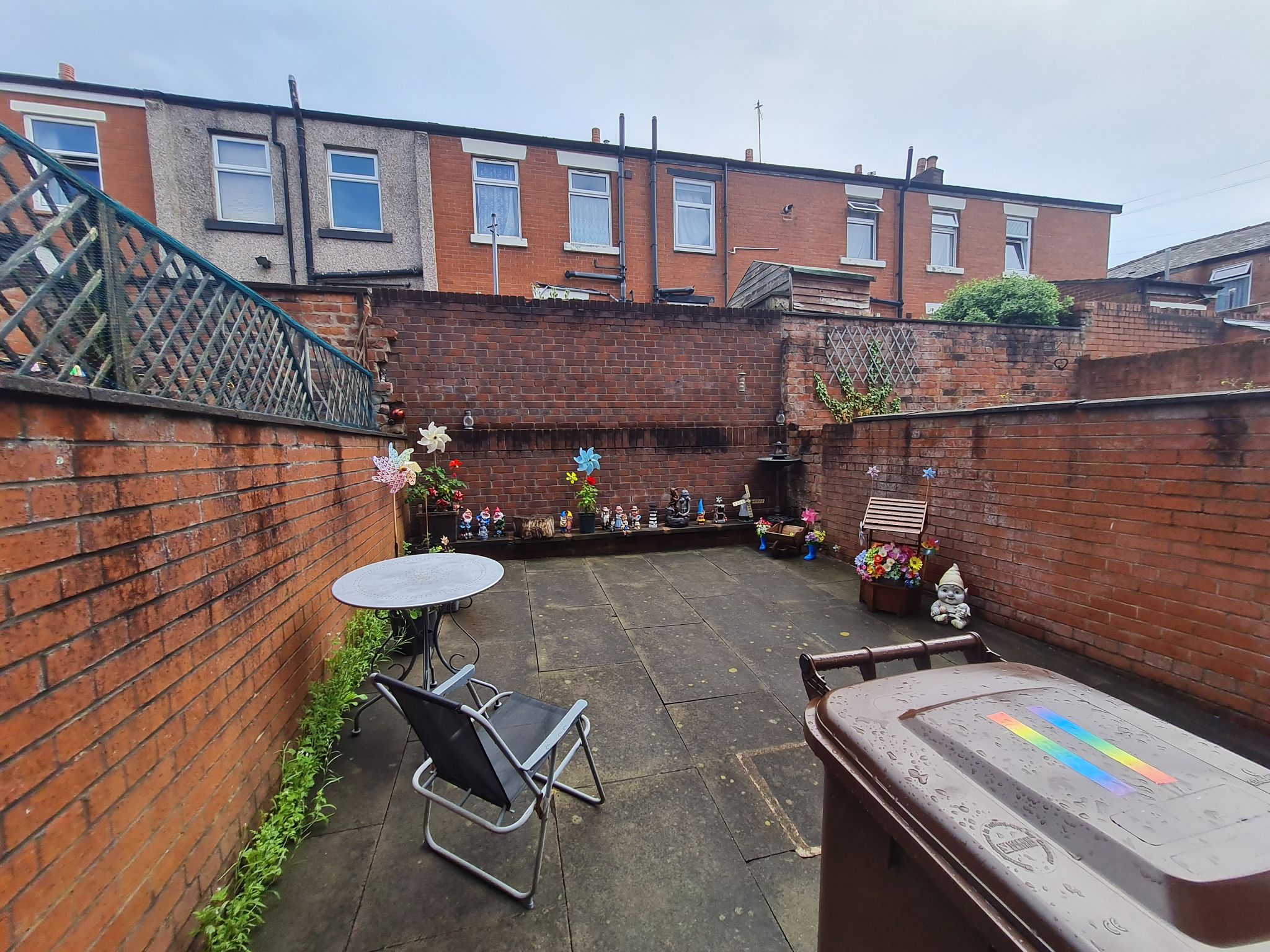 2 bedroom mid terraced house Let in Chorley - rear yard