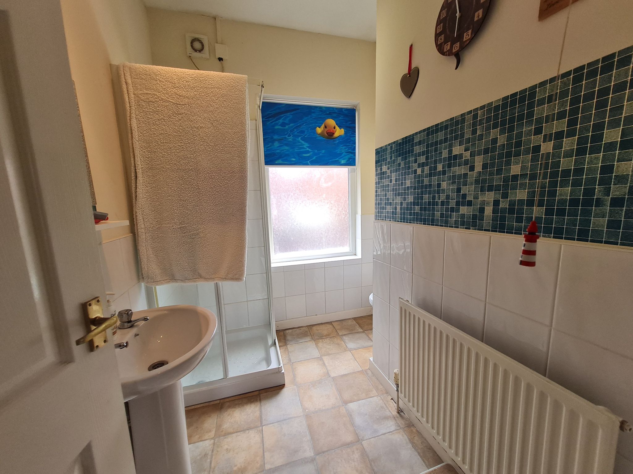2 bedroom mid terraced house Let in Chorley - Bathroom