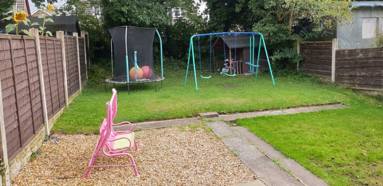 3 bedroom barn conversion house Let in Chorley - back garden