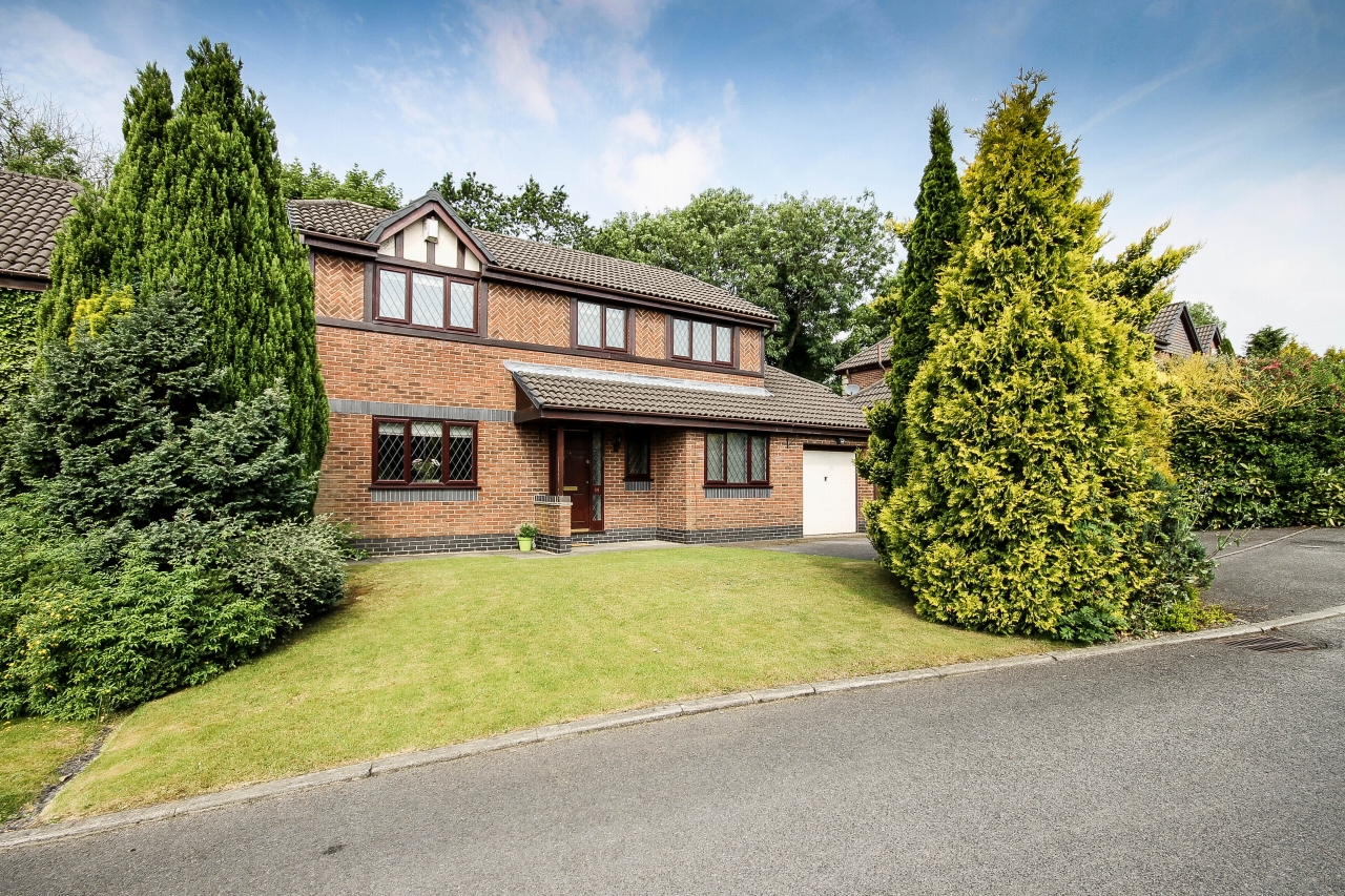 3 bedroom detached house Sold in Bolton - 1.
