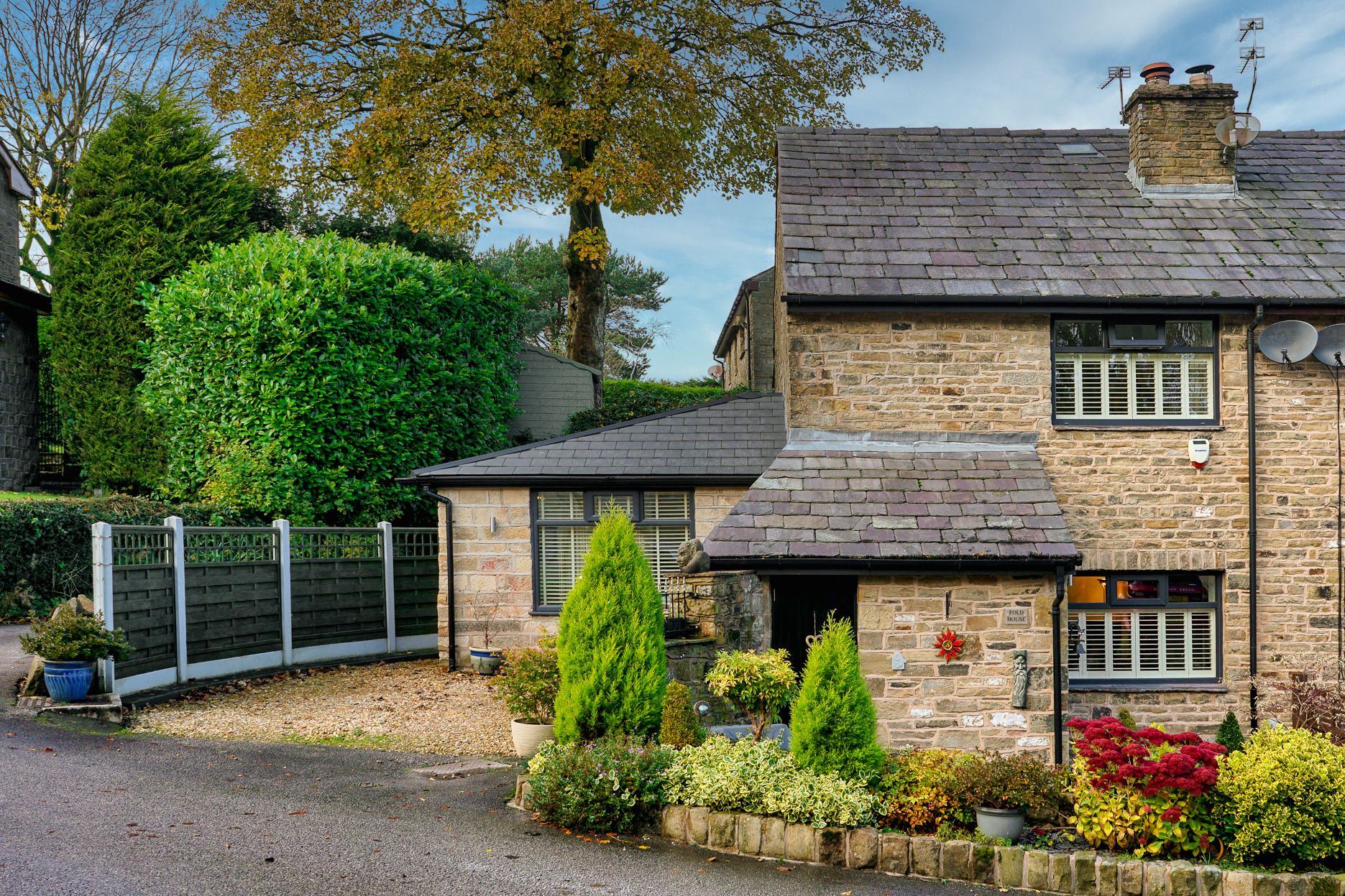 2 bedroom cottage house SSTC in Bolton - Photograph 2