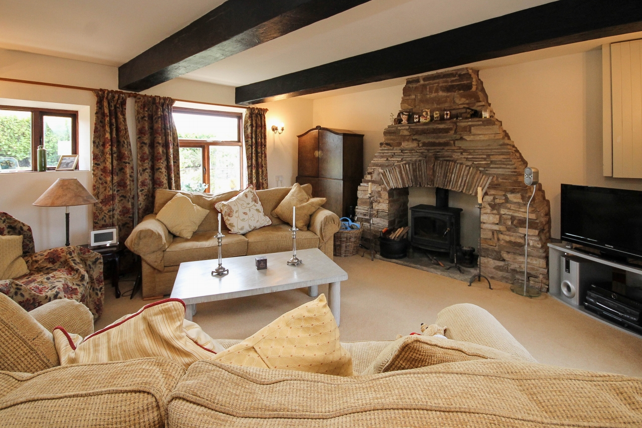 4 bedroom cottage house SSTC in Darwen - 2
