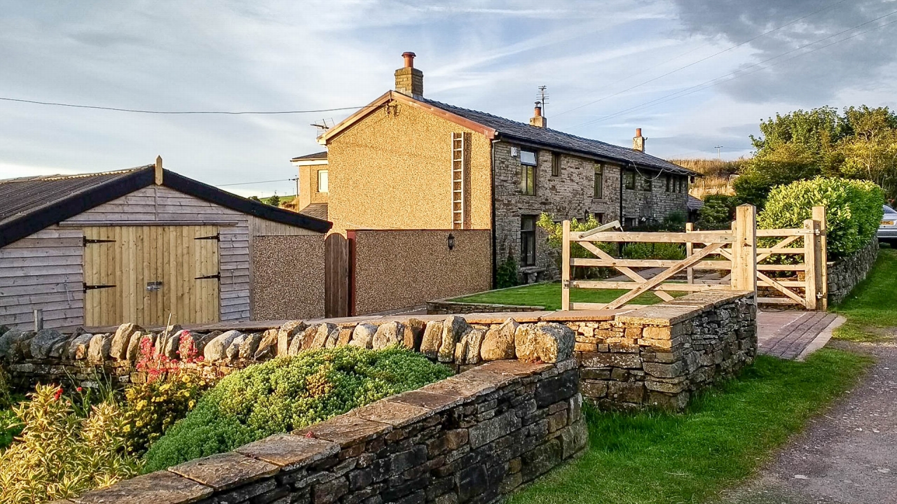 4 bedroom cottage house SSTC in Darwen - 1