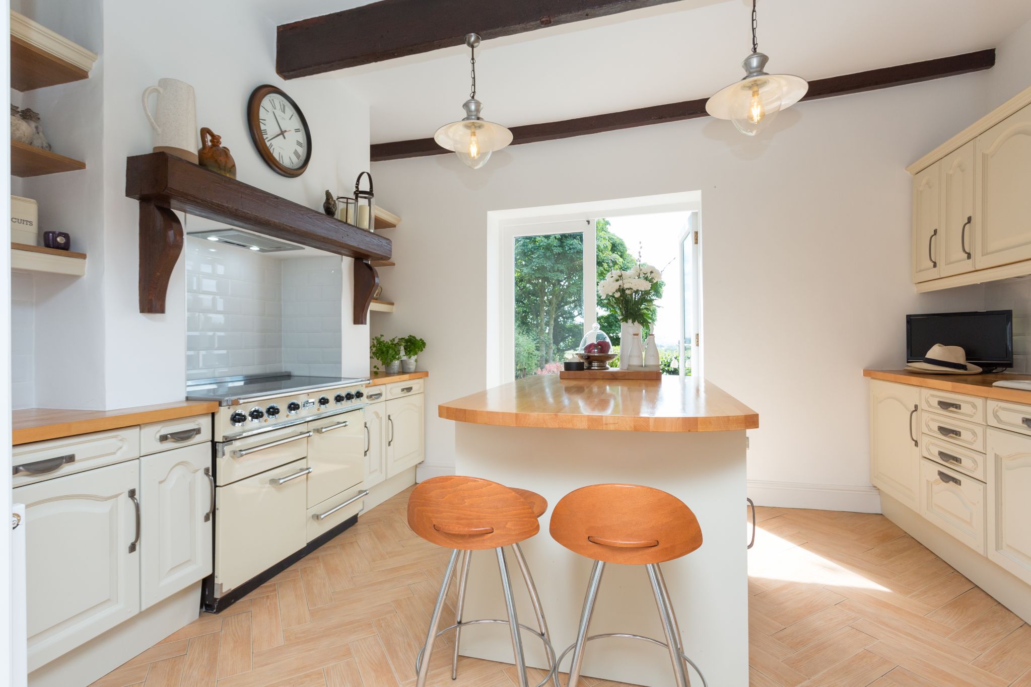 5 bedroom detached house For Sale in Bolton - Photograph 8
