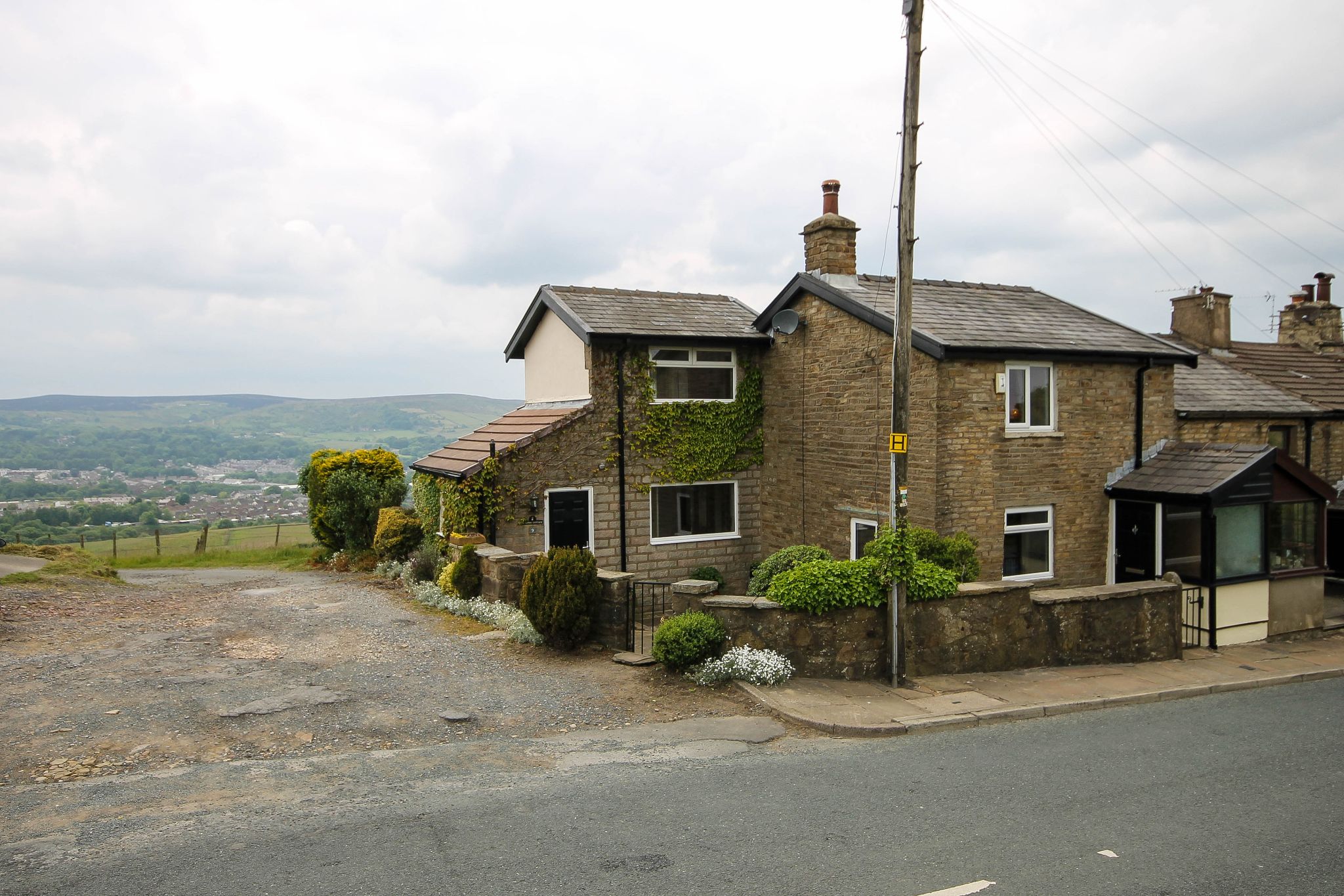 3 bedroom cottage house SSTC in Darwen - Photograph 2
