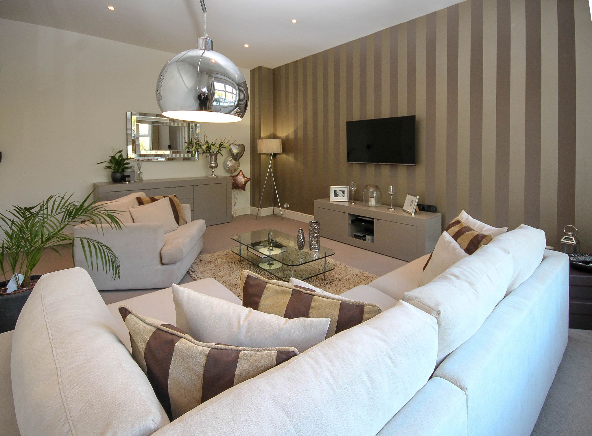 5 bedroom town house For Sale in Bolton - Photograph 7