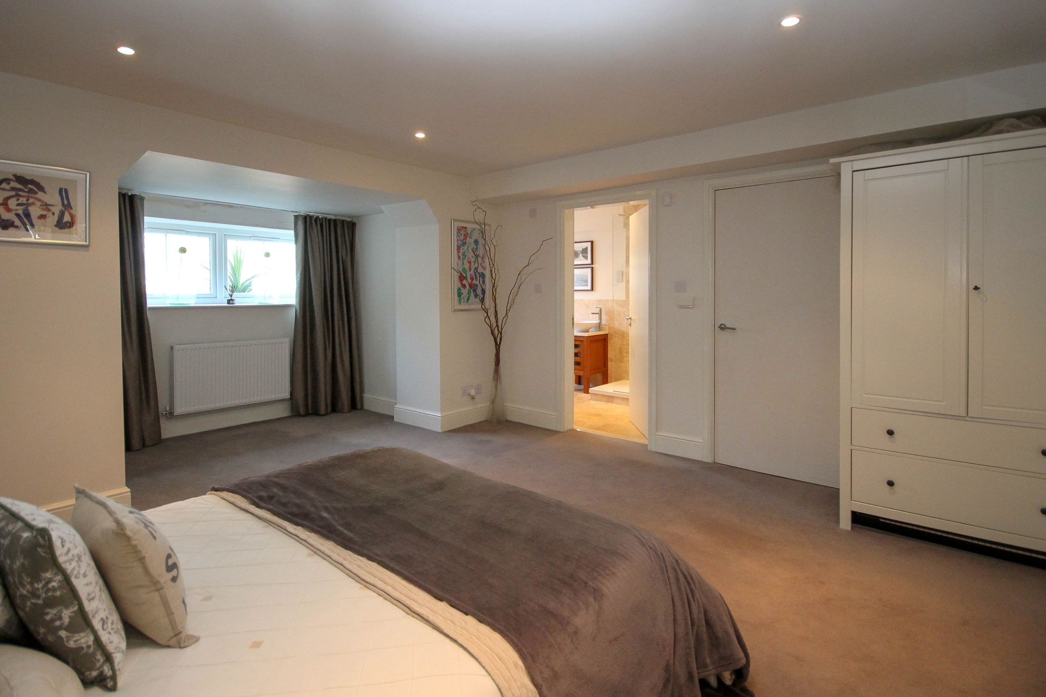 5 bedroom town house For Sale in Bolton - Photograph 15