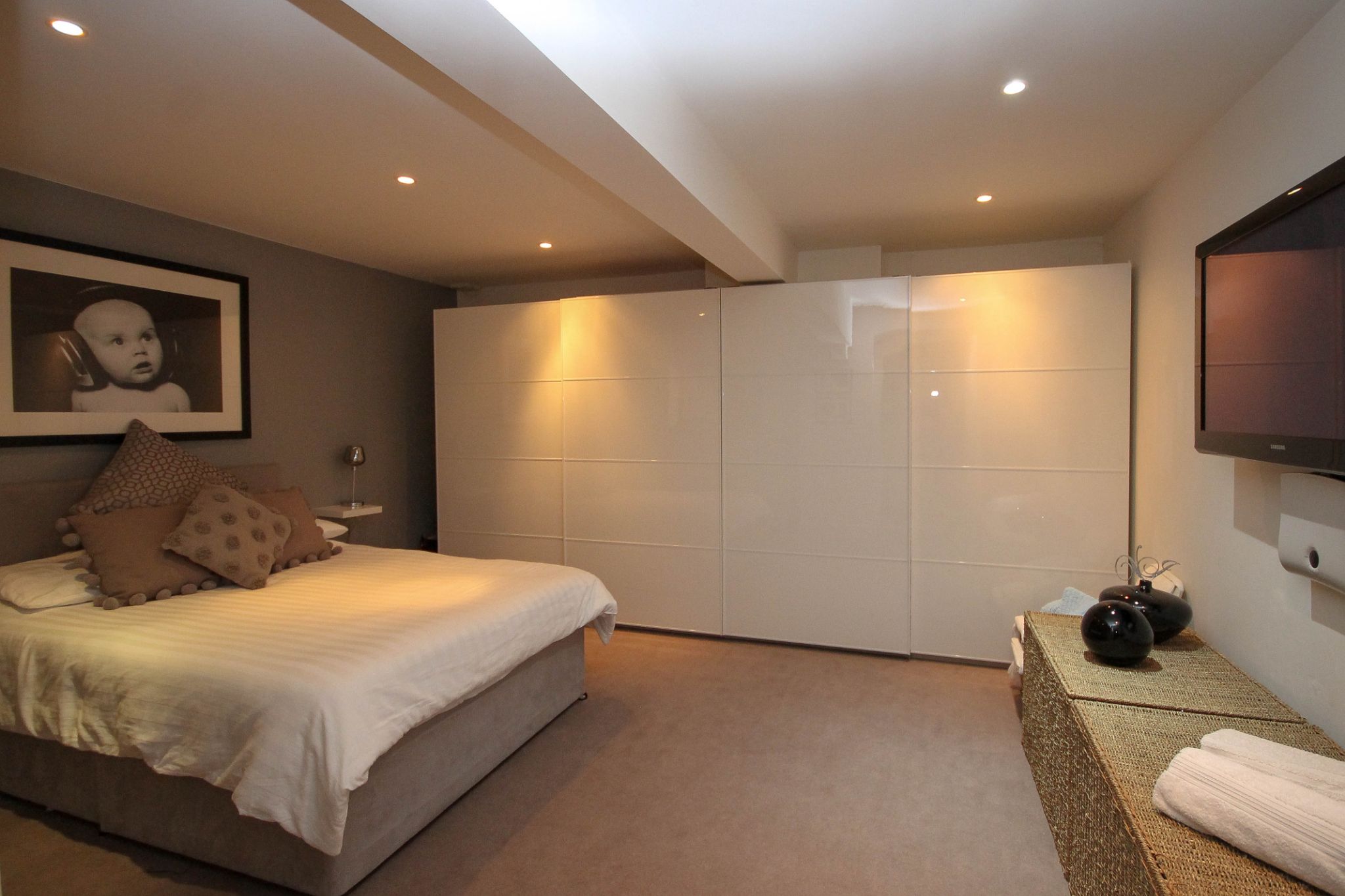 5 bedroom town house For Sale in Bolton - Photograph 18
