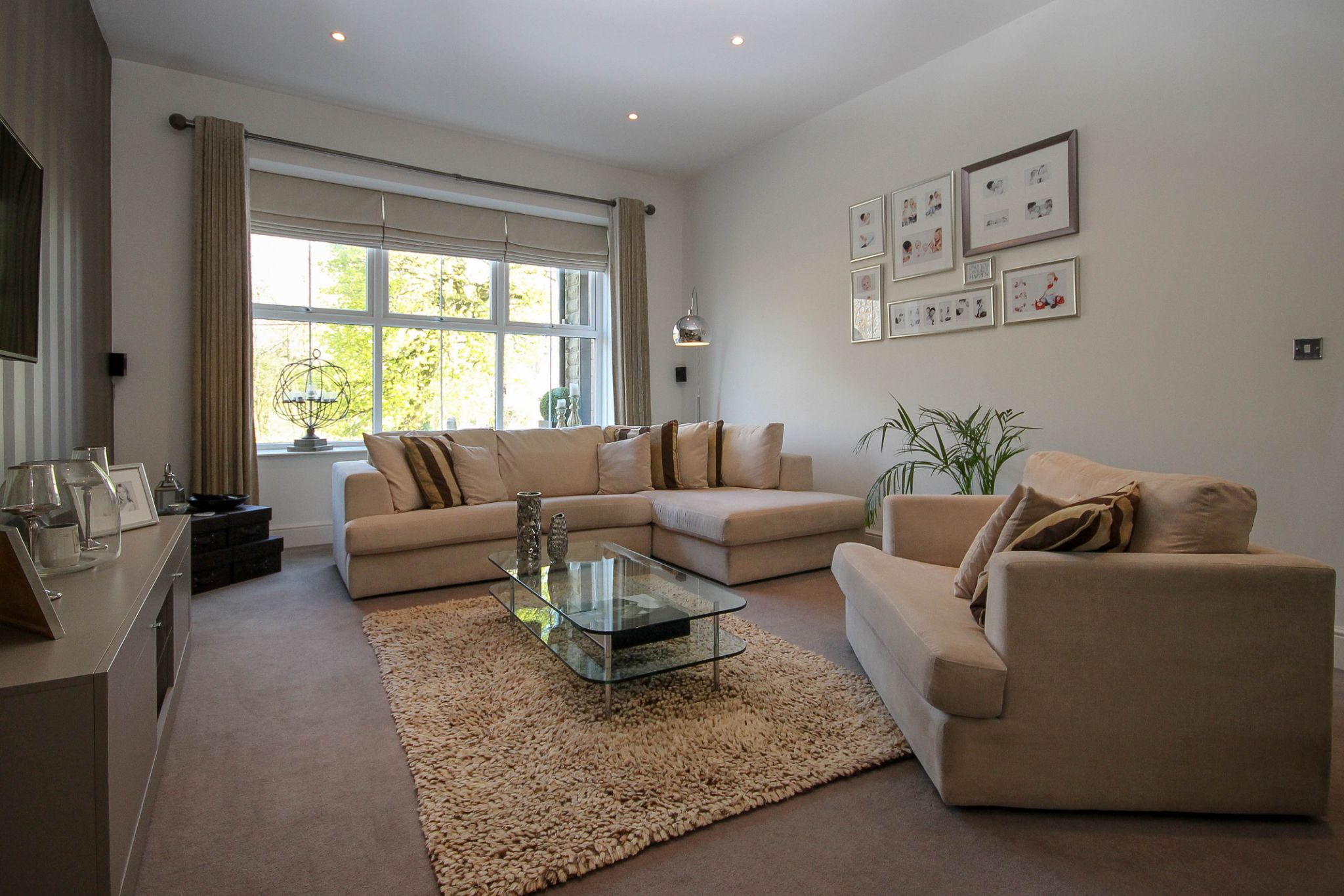 5 bedroom town house For Sale in Bolton - Photograph 8