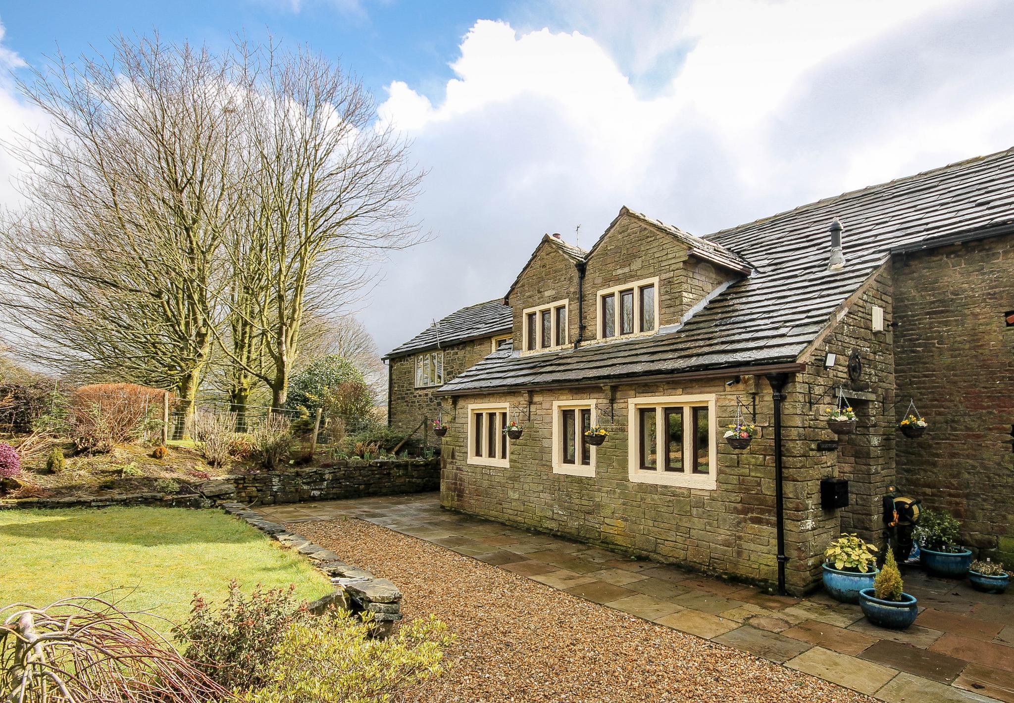 3 bedroom cottage house For Sale in Bolton - Photograph 1