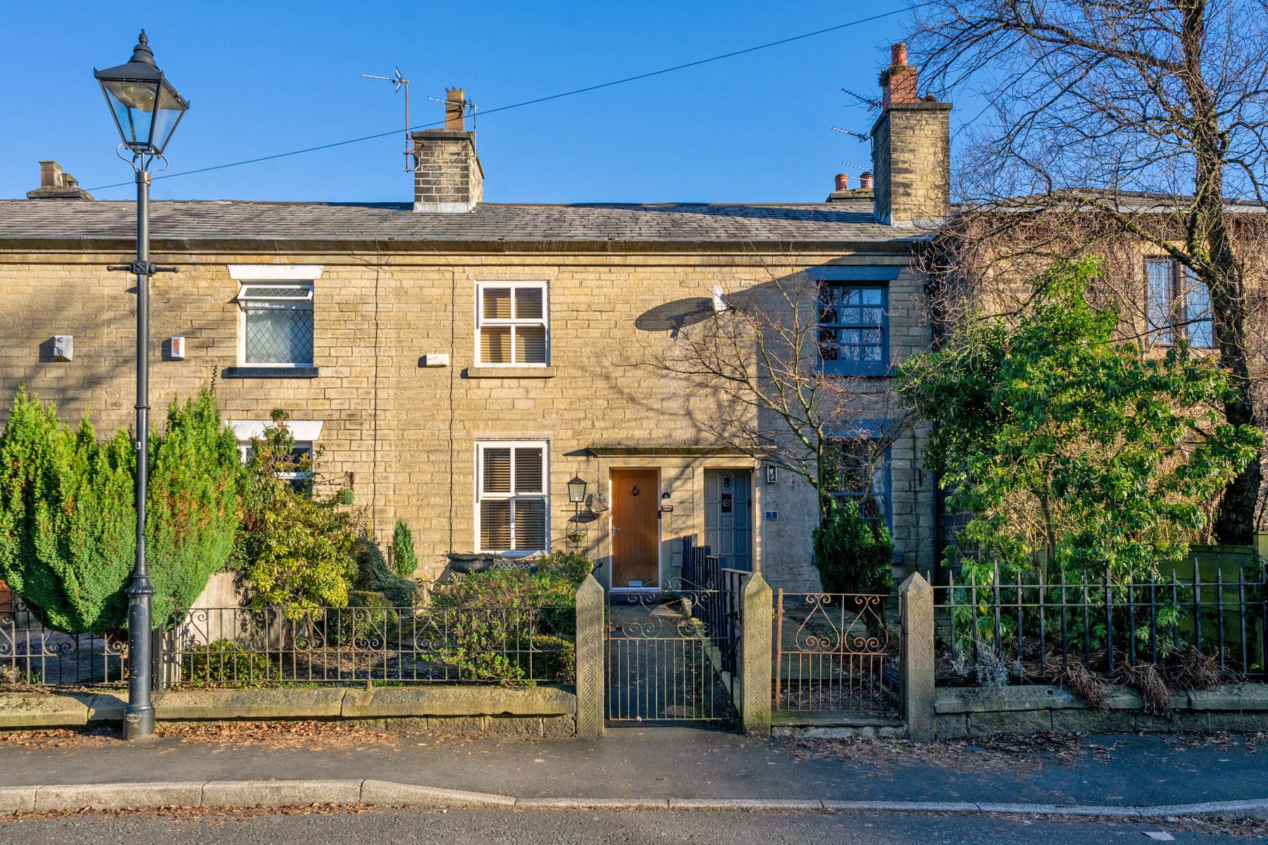 2 bedroom cottage house For Sale in Bolton - Photograph 3