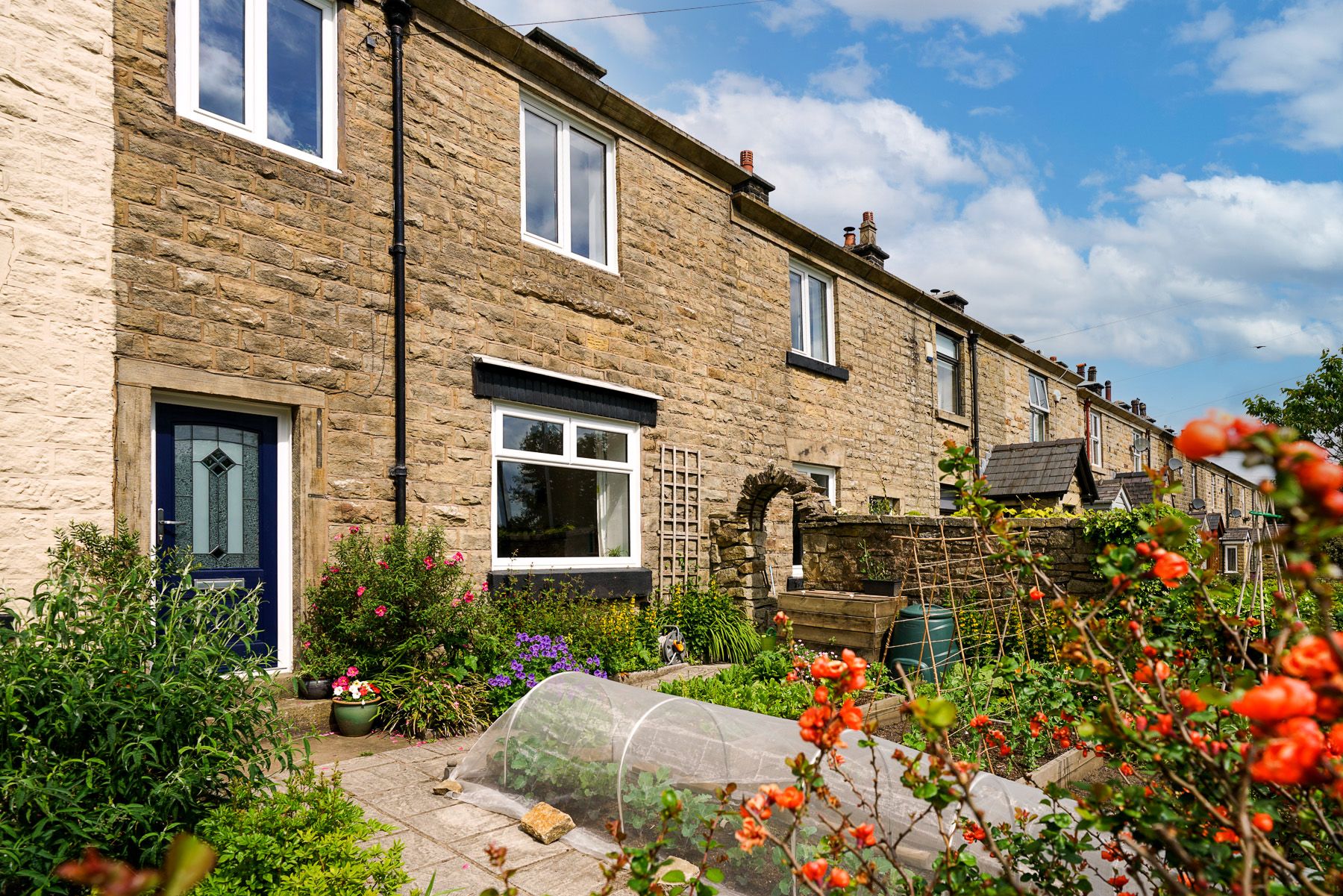 4 bedroom cottage house For Sale in Bolton - Photograph 1