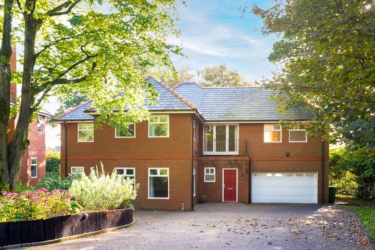 4 bedroom detached house Sale Agreed in Bolton - Photograph 4