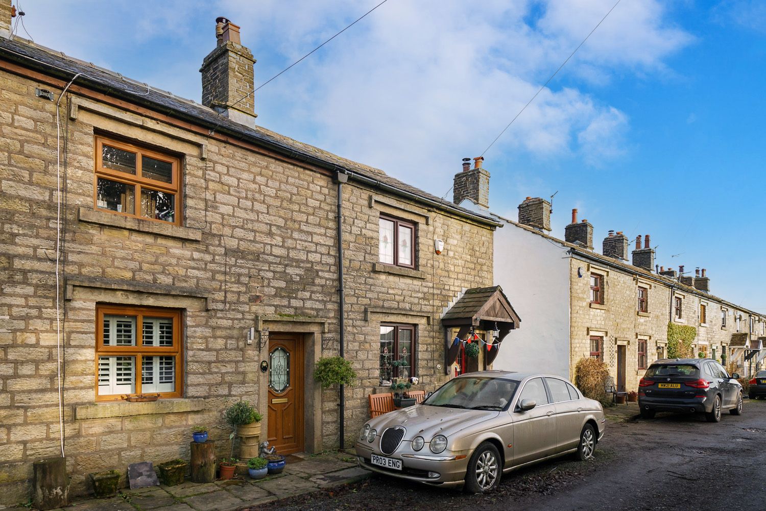 2 bedroom cottage house For Sale in Bolton - Photograph 4
