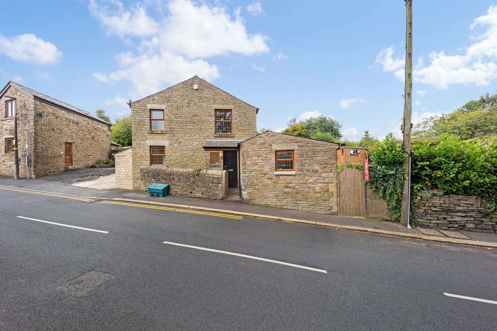 3 bedroom cottage house For Sale in Bolton - Photograph 1.