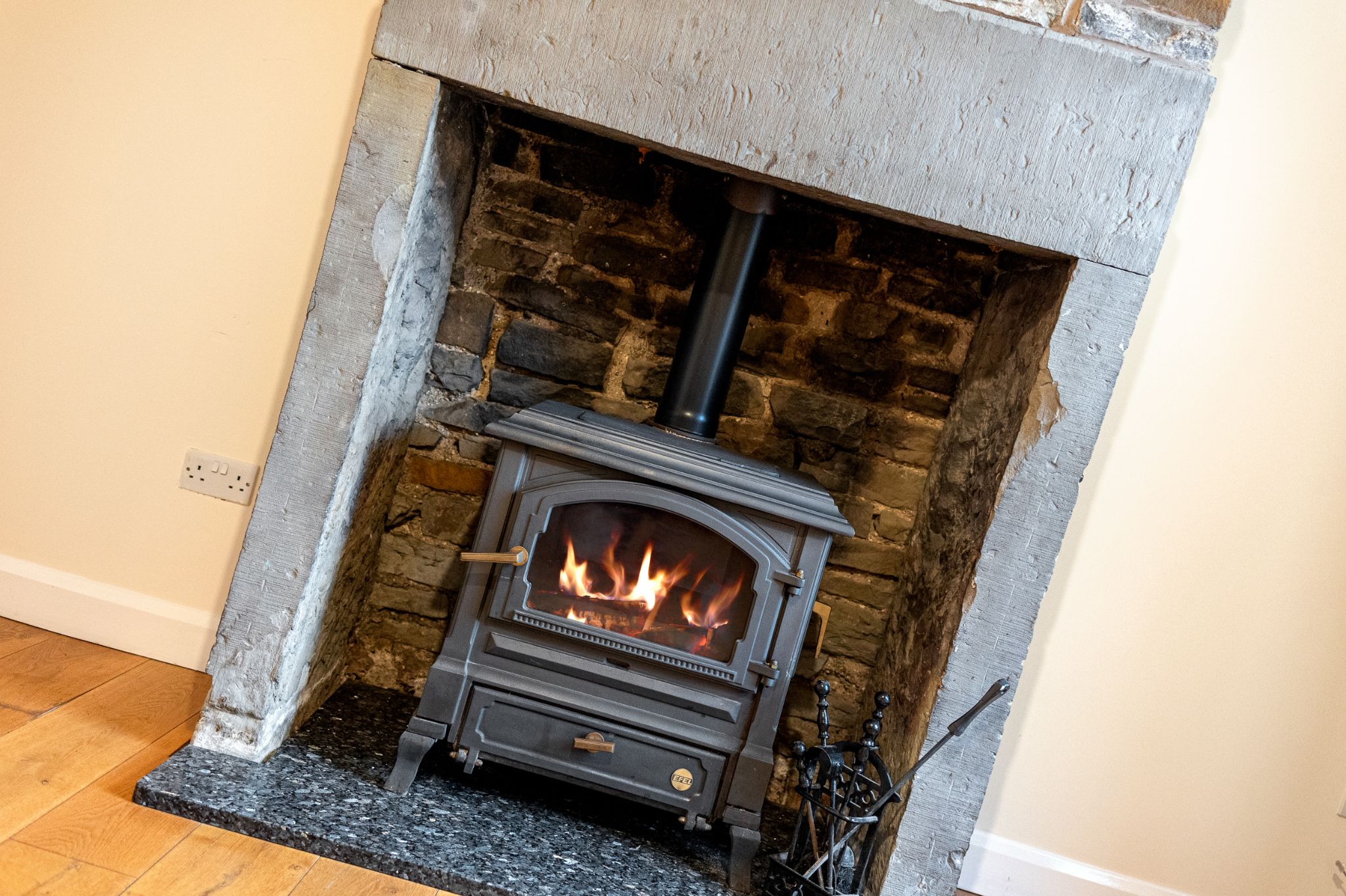 3 bedroom cottage house For Sale in Bolton - Photograph 6.