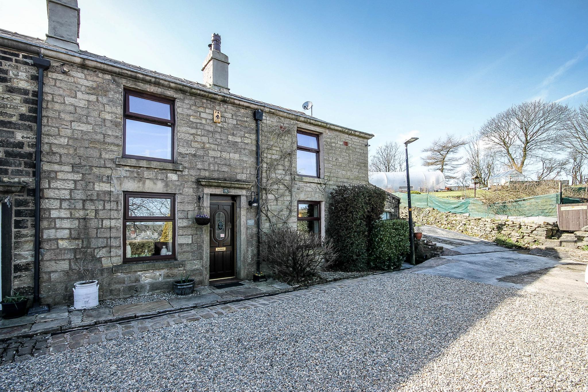 3 bedroom cottage house For Sale in Bolton - Photograph 1