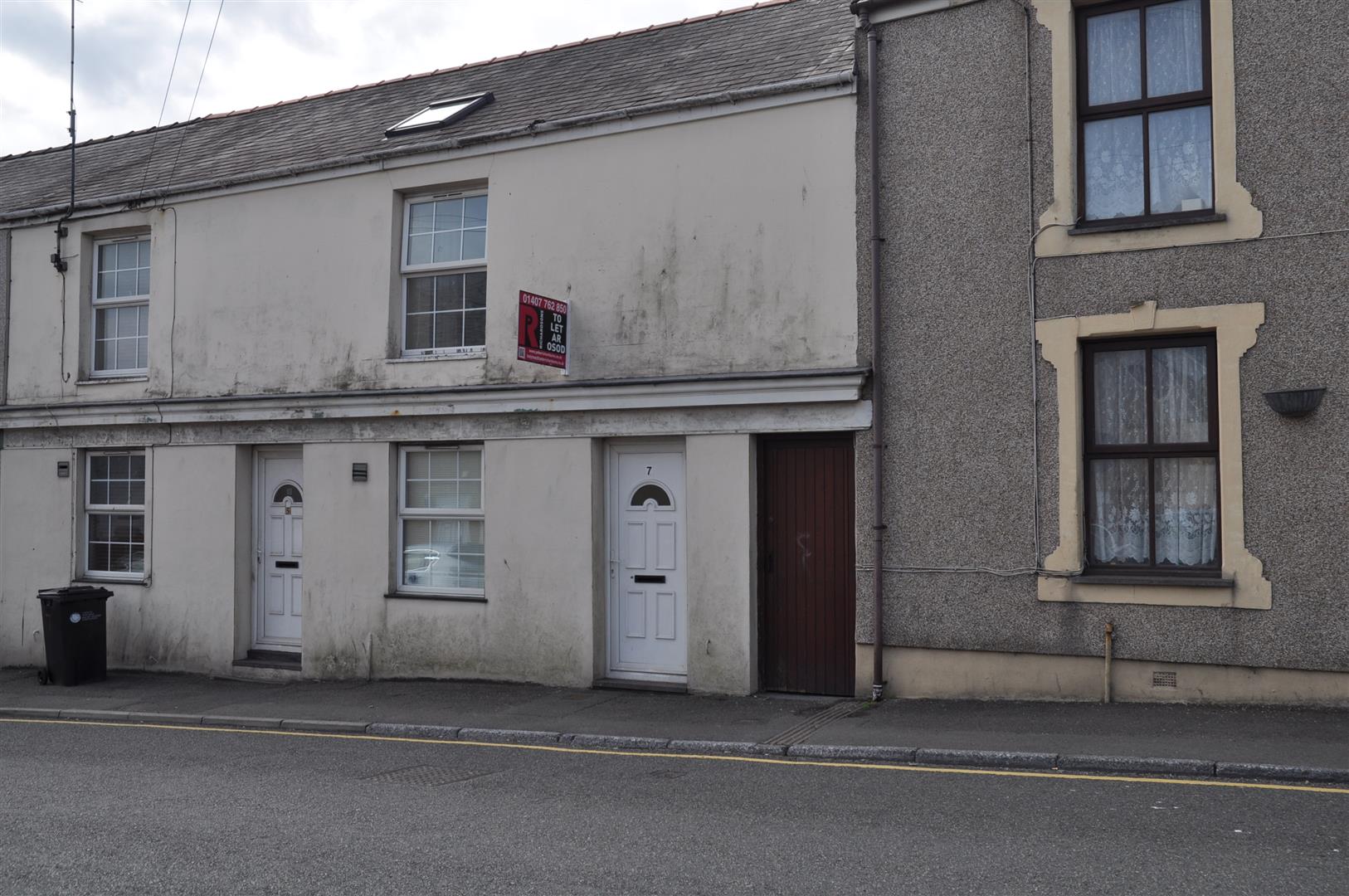 1 bedroom mid terraced house To Let in Holyhead - Image.