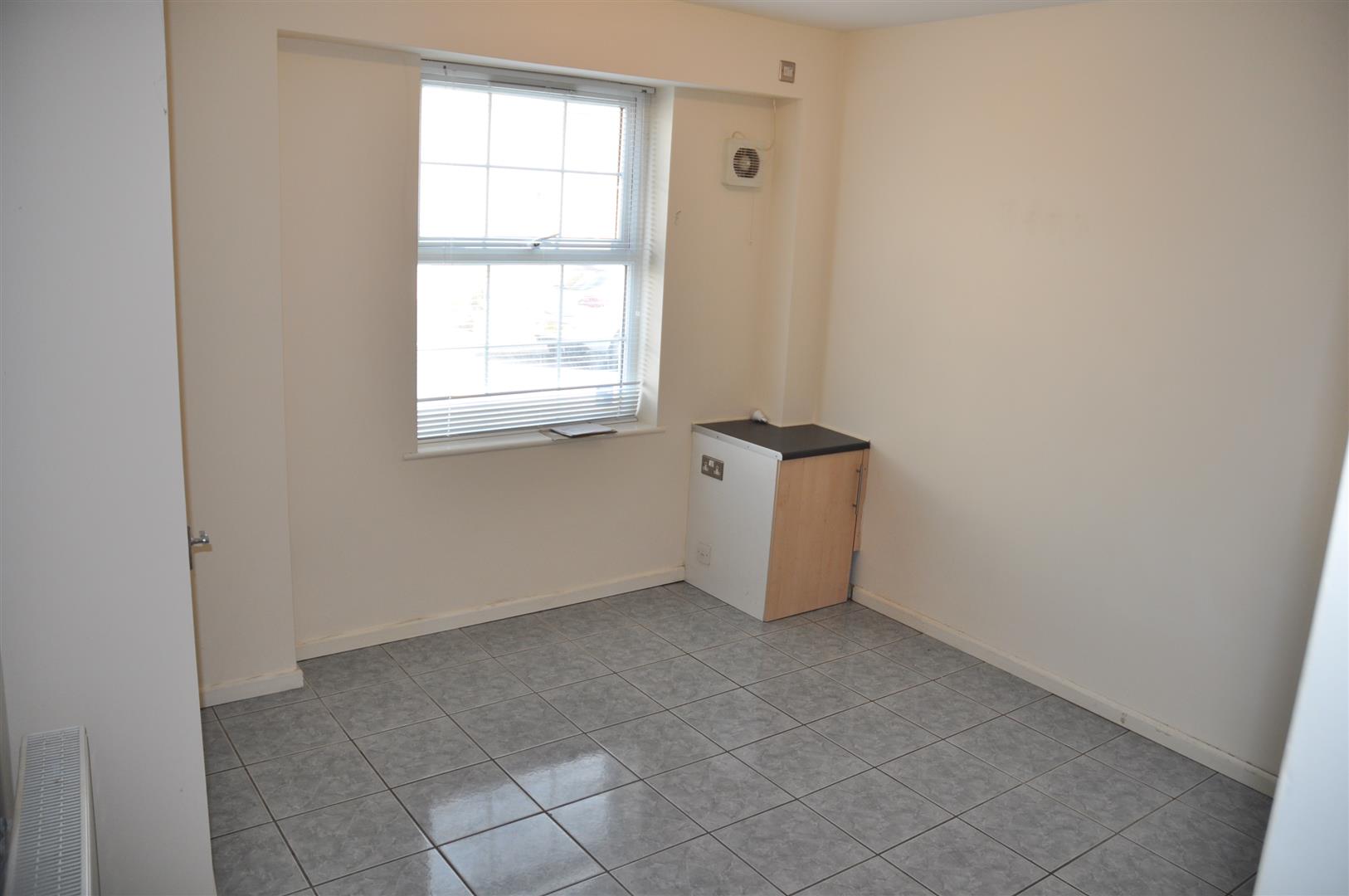 1 bedroom mid terraced house To Let in Holyhead - Image.