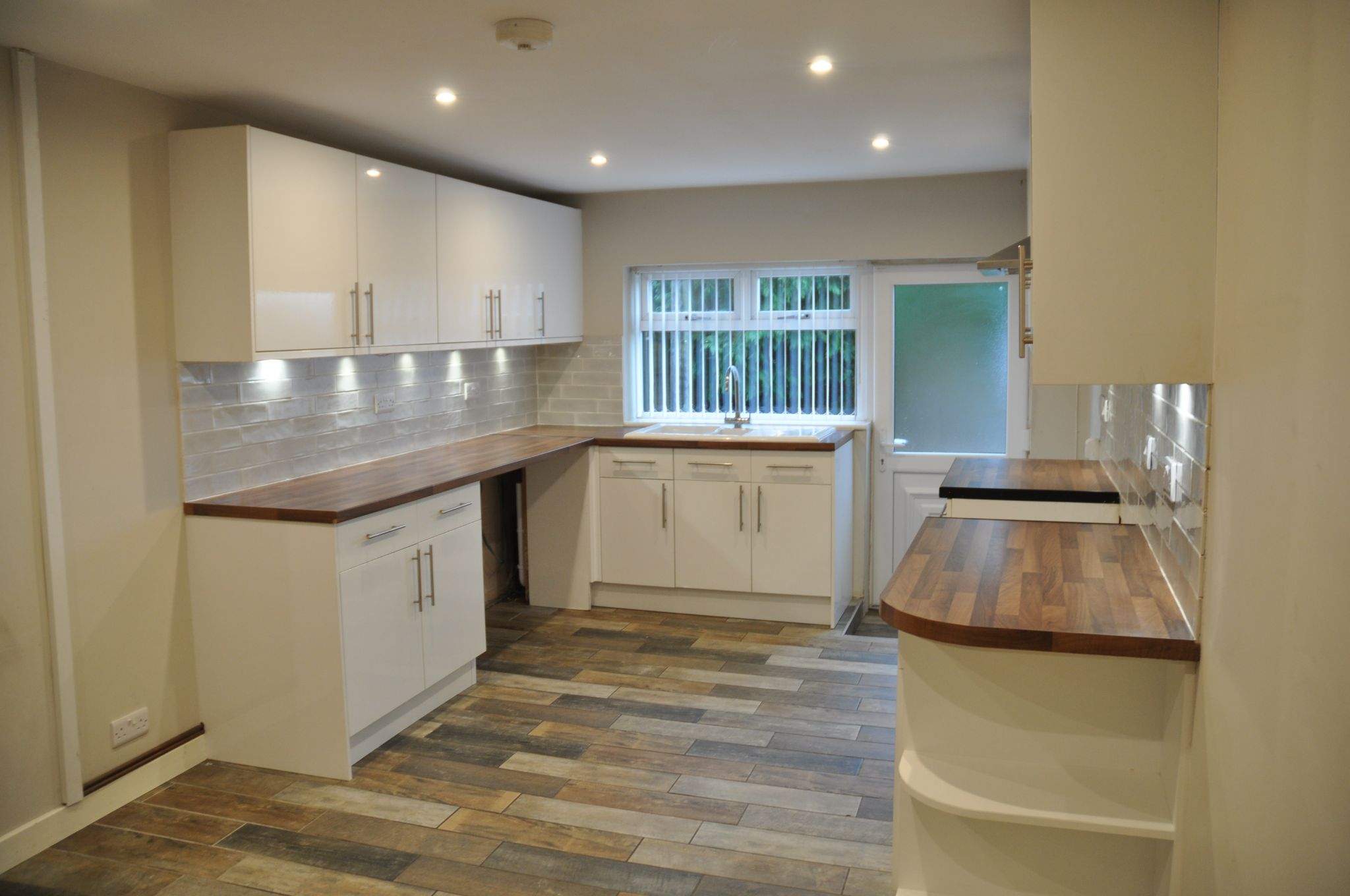 3 bedroom semi-detached house To Let in Holyhead - Photograph 5.