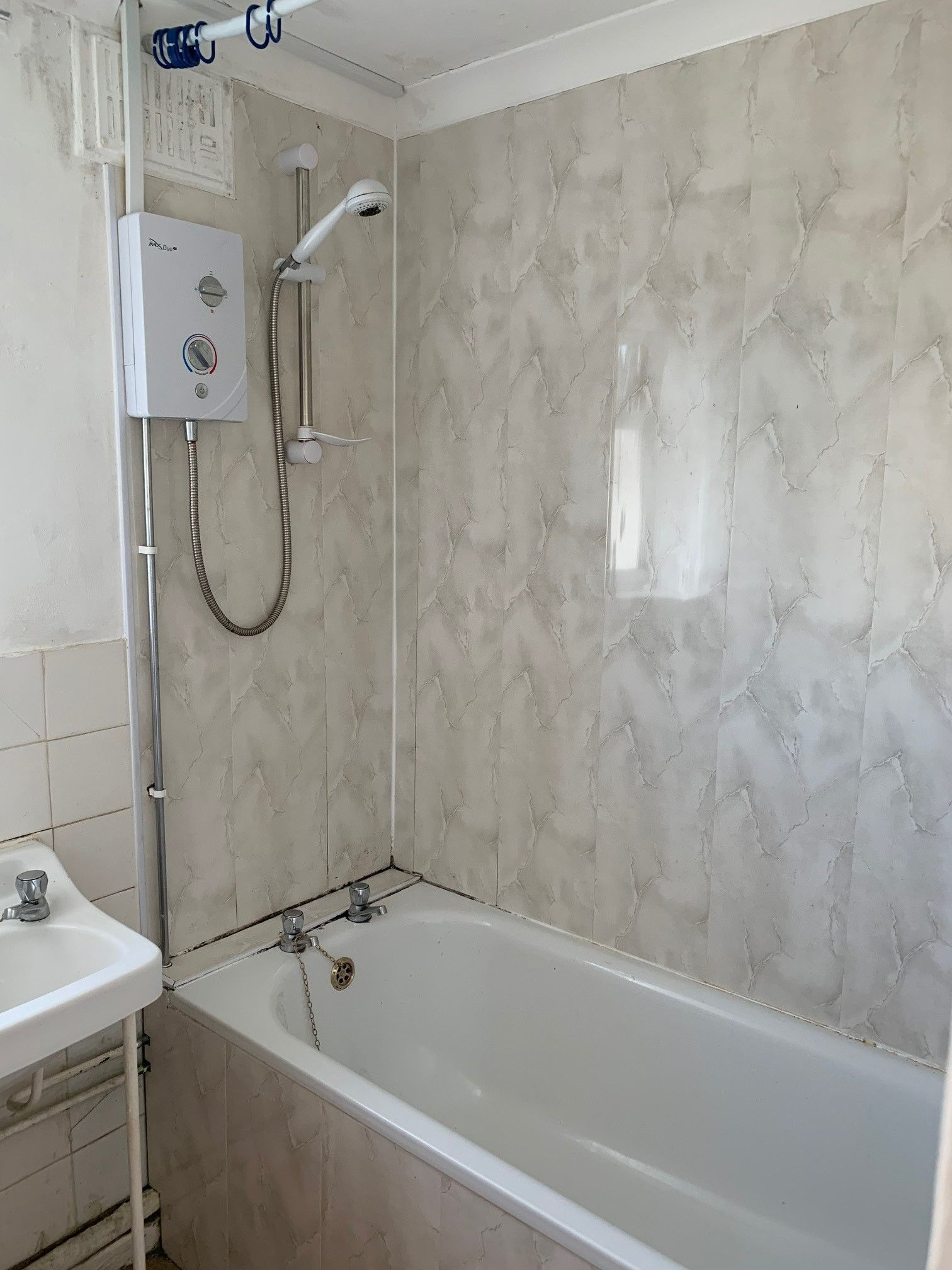 2 bedroom semi-detached house To Let in Holyhead - Photograph 9.